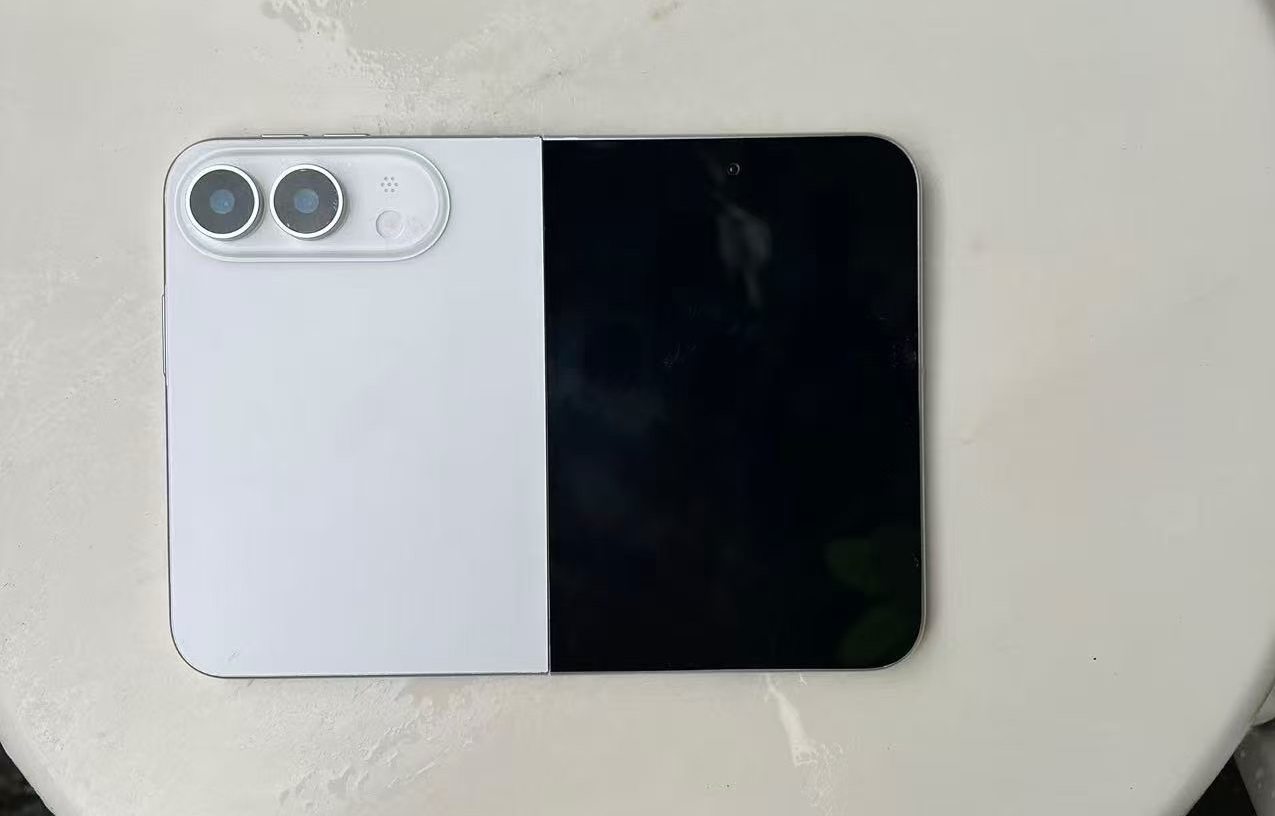Для чего используют макеты новых iPhone. Макет открывается, и вы можете оценить, каким будет смартфон на самом деле. Фото.