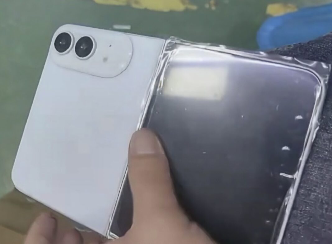 Как будет выглядеть первый складной iPhone. Снимок не особо качественный, а сам смартфон похож на пластиковый. Фото.