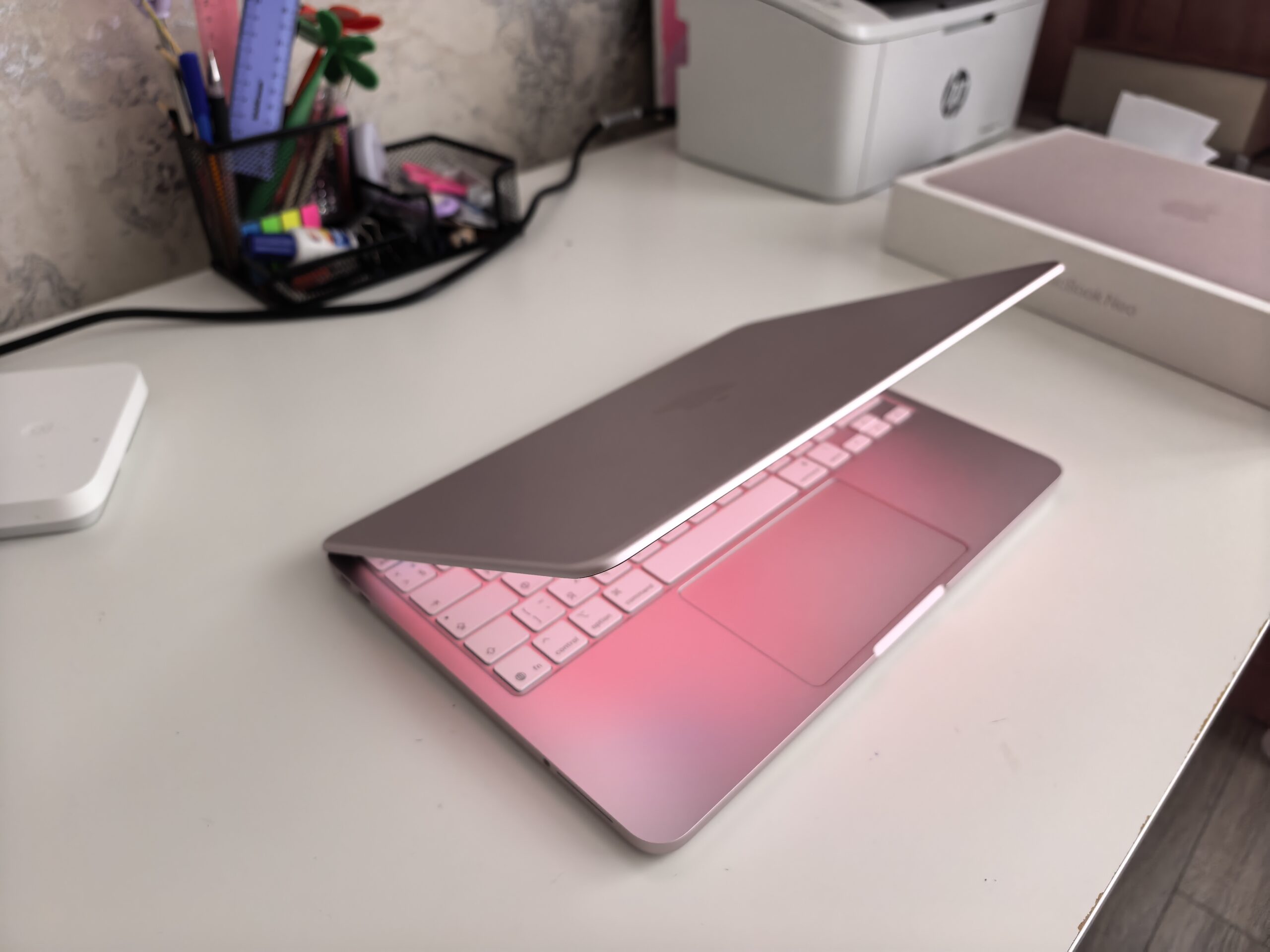 MacBook Neo для учёбы: экран, память и автономность. А еще компьютер достаточно компактный, и при необходимости его можно будет взять с собой. Фото.