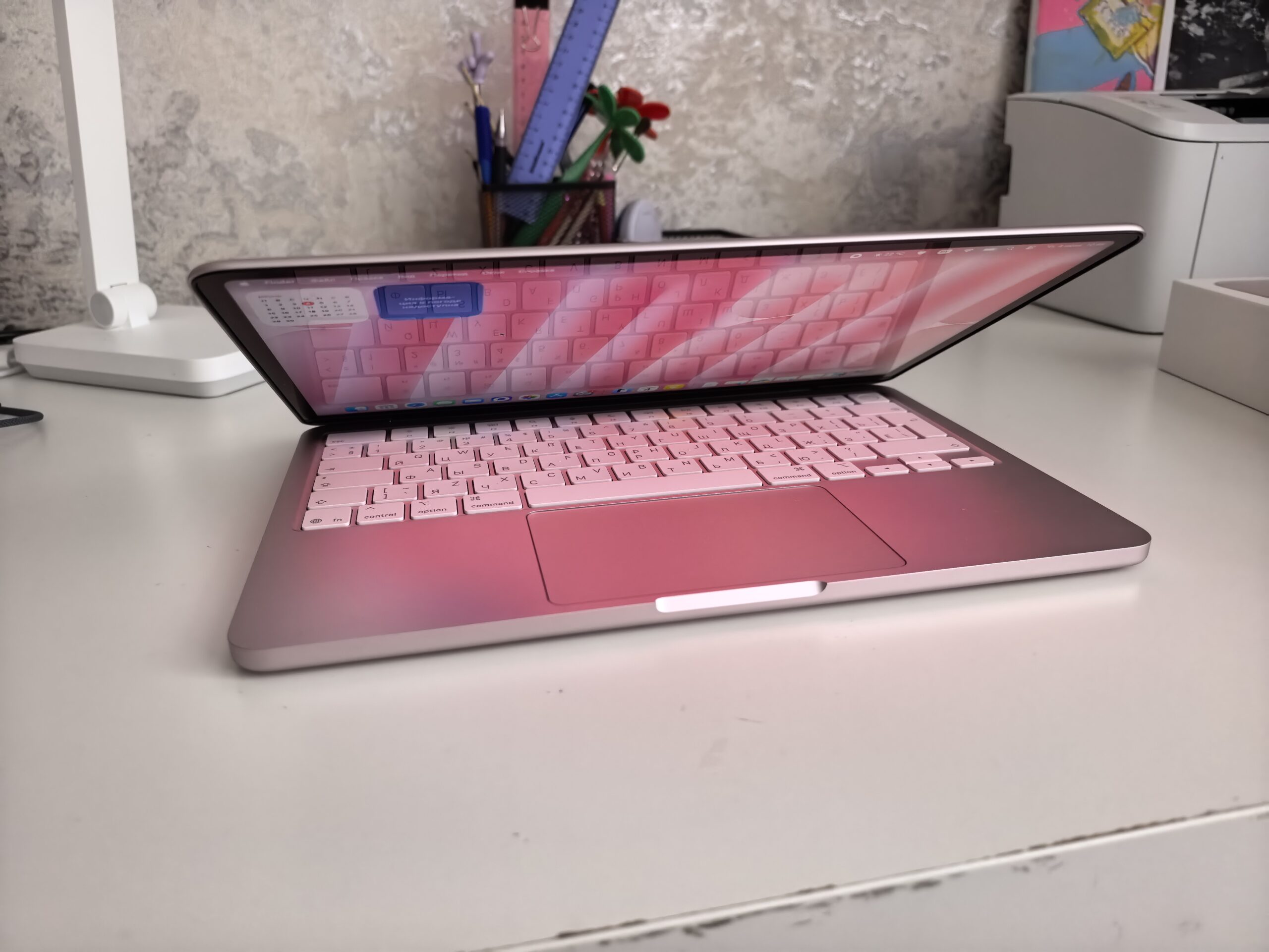 Сколько стоит MacBook Neo на Озоне. Сейчас компьютер можно купить достаточно выгодно. Фото.