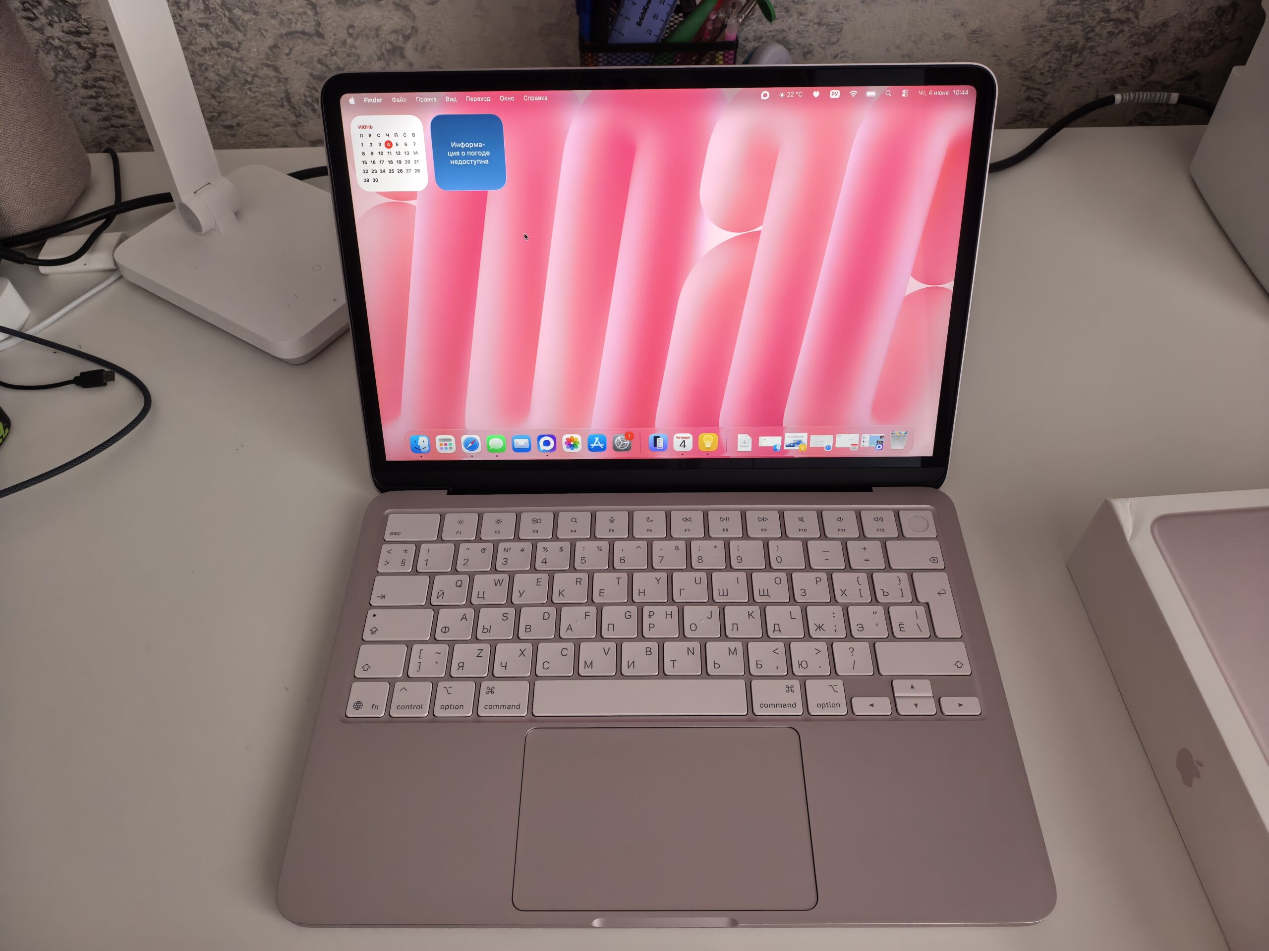 Почему MacBook проще Windows-ноутбука для ребёнка. Я взял MacBook сразу с русской клавиатурой. Фото.