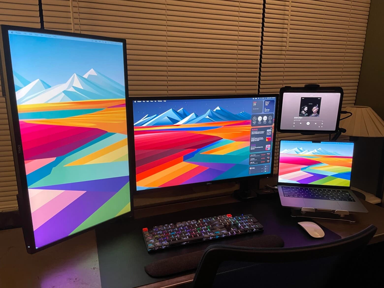 Новые возможности внешних дисплеев на Mac. Можете крутить экраны как хотите, новая macOS запомнит их расположение. Фото.