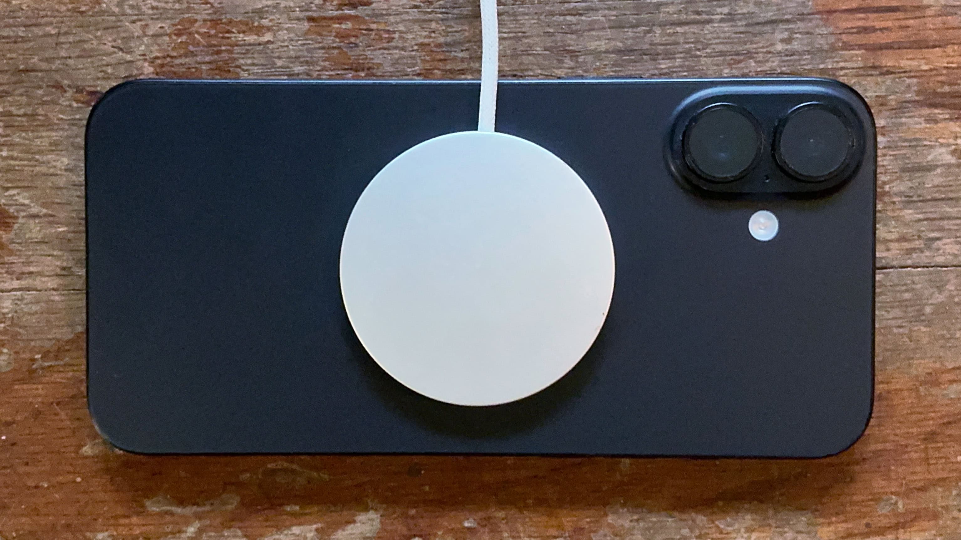 Список iPhone с поддержкой MagSafe. В iPhone 16 и 17 зарядка через MagSafe идет быстрее старых моделей. Фото.