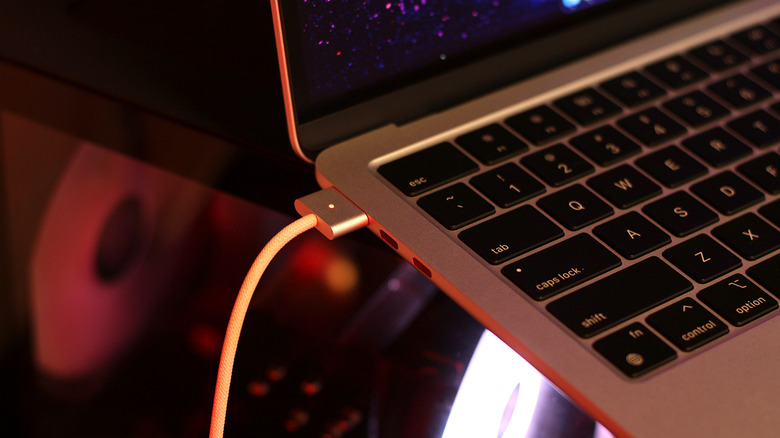 Список MacBook с разъёмом MagSafe. В моем MacBook Air M2 тоже MagSafe 3. Фото.