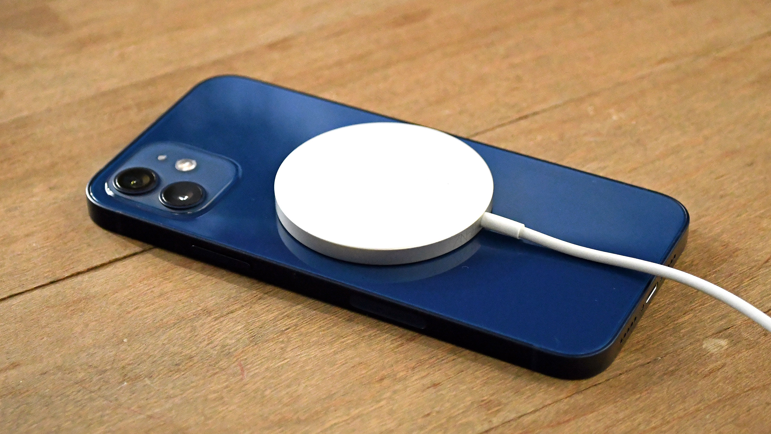 Магнитная зарядка MagSafe для iPhone: принцип работы. MagSafe в айфоне магнитится к задней панели смартфона. Фото.