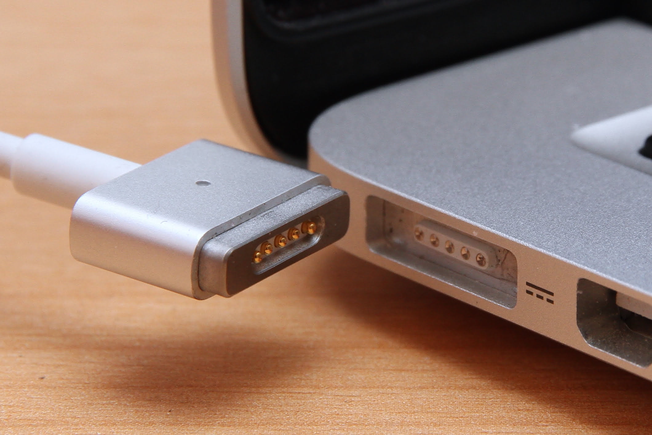 Зарядка MagSafe для MacBook: принцип работы. В MacBook MagSafe работает иначе. Фото.