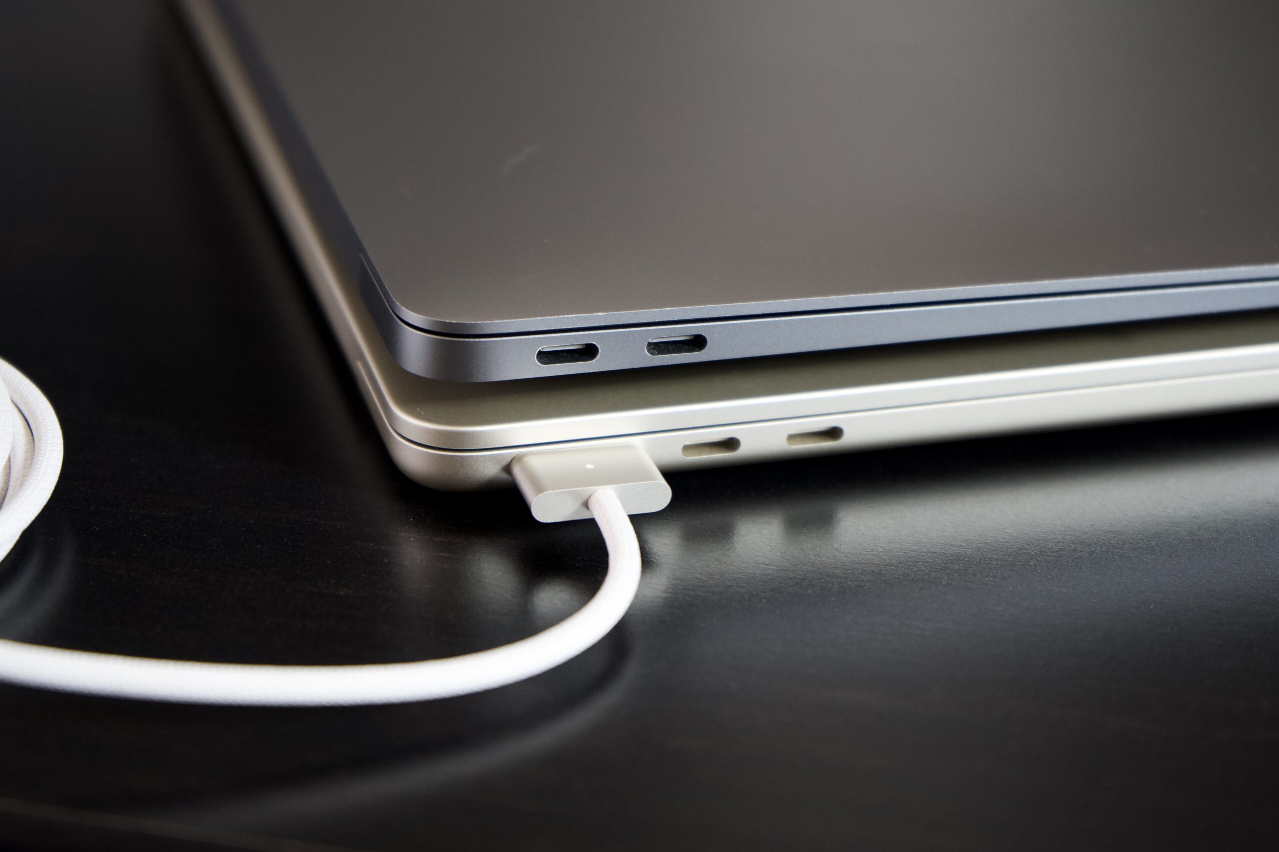 MagSafe 1, 2 и 3: чем отличаются разъёмы MacBook. MagSafe 3 появился уже в современных Mac. Фото.