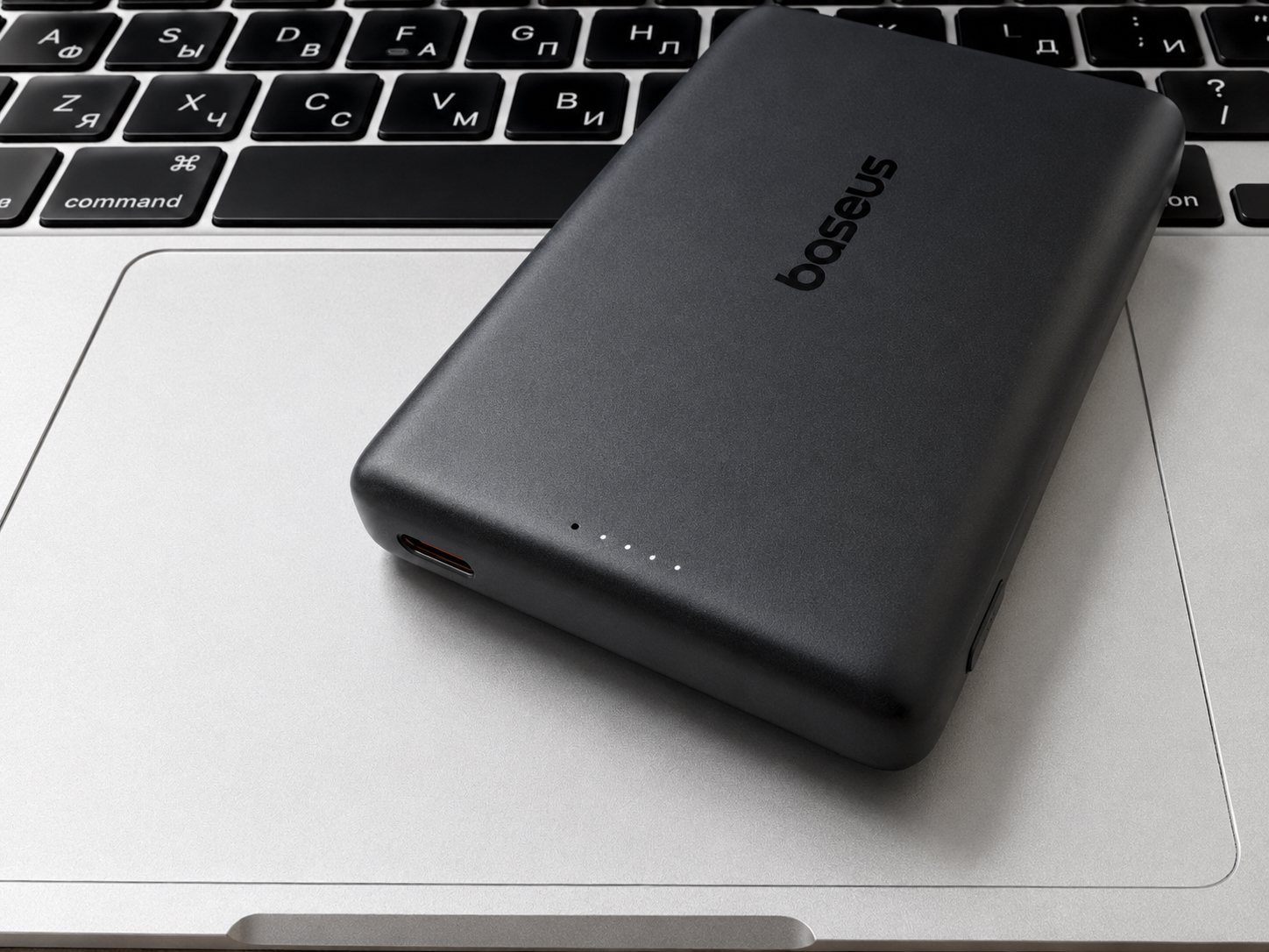 Сколько раз можно зарядить iPhone от аккумулятора 10000 мАч. По светодиодам можно определить остаток заряда. Слава богу, что нет никаких экранов. Фото.