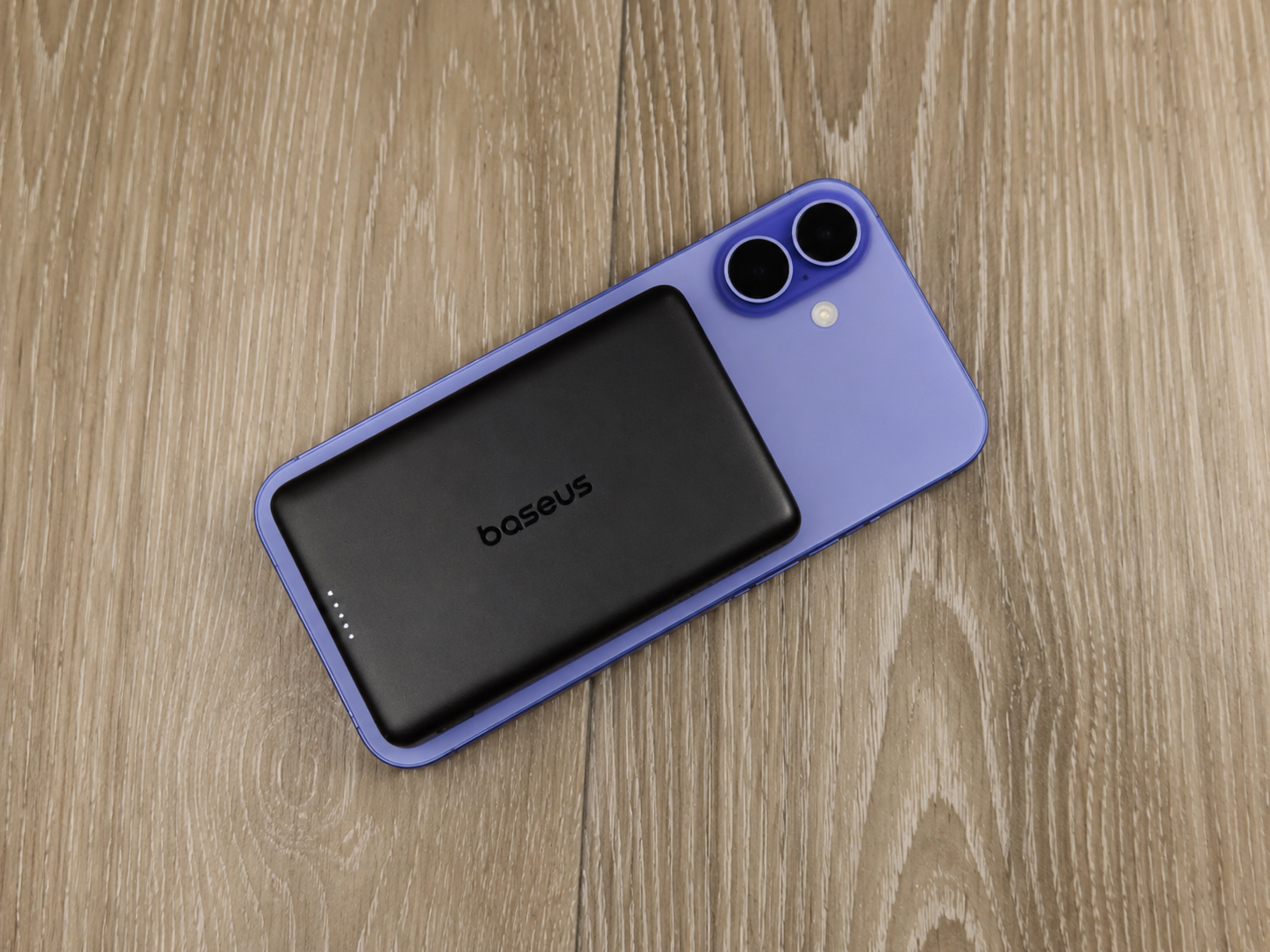 Какая зарядка iPhone быстрее: MagSafe или кабель. Мой старый повербанк занимал заднюю панель iPhone 16 Plus от края до края, здесь же есть просвет. Фото.