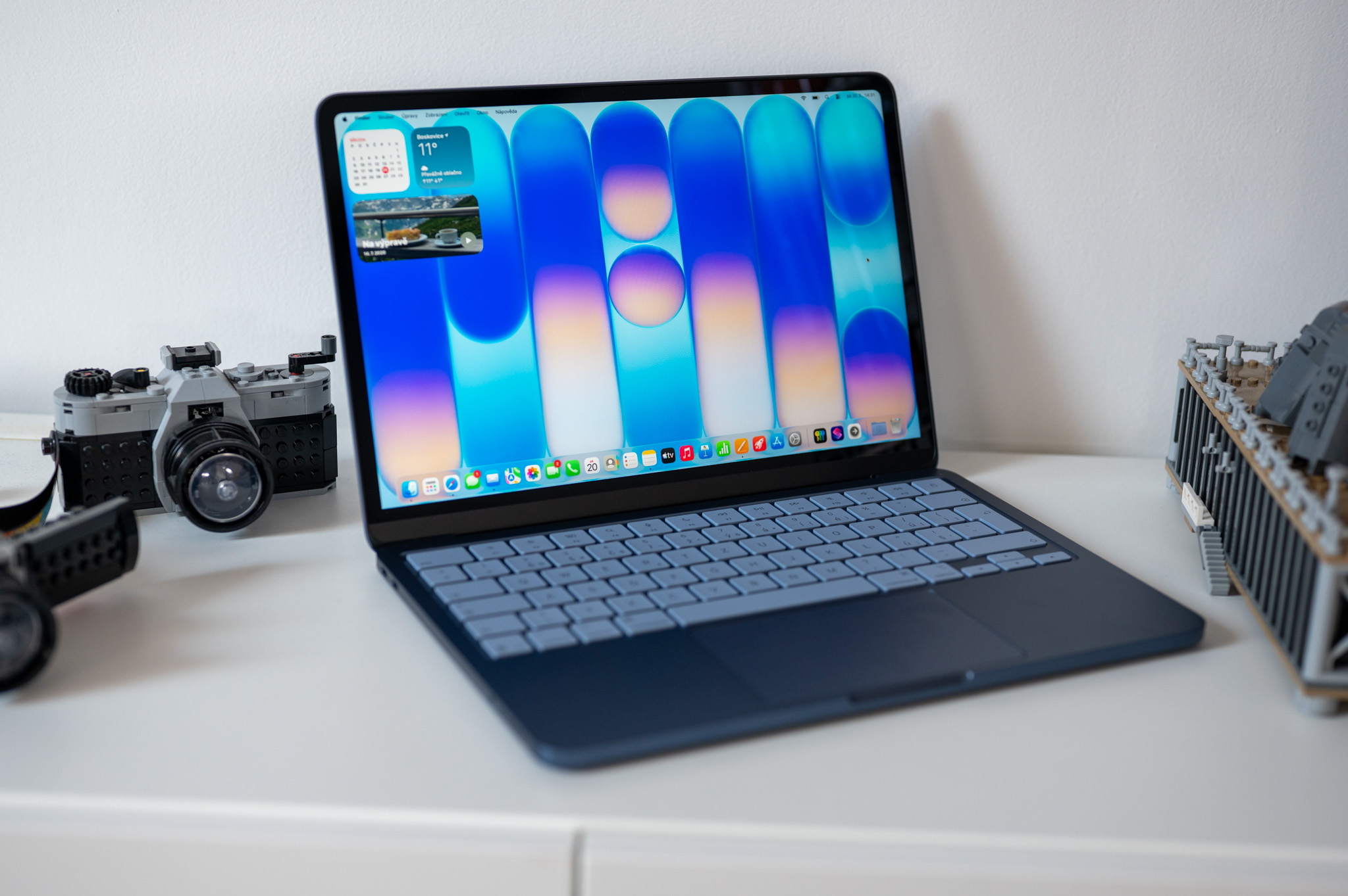 Что выгоднее: купить Mac сегодня или ждать новые модели. А MacBook Neo, скорее всего, лишится минимальной конфигурации. Фото.