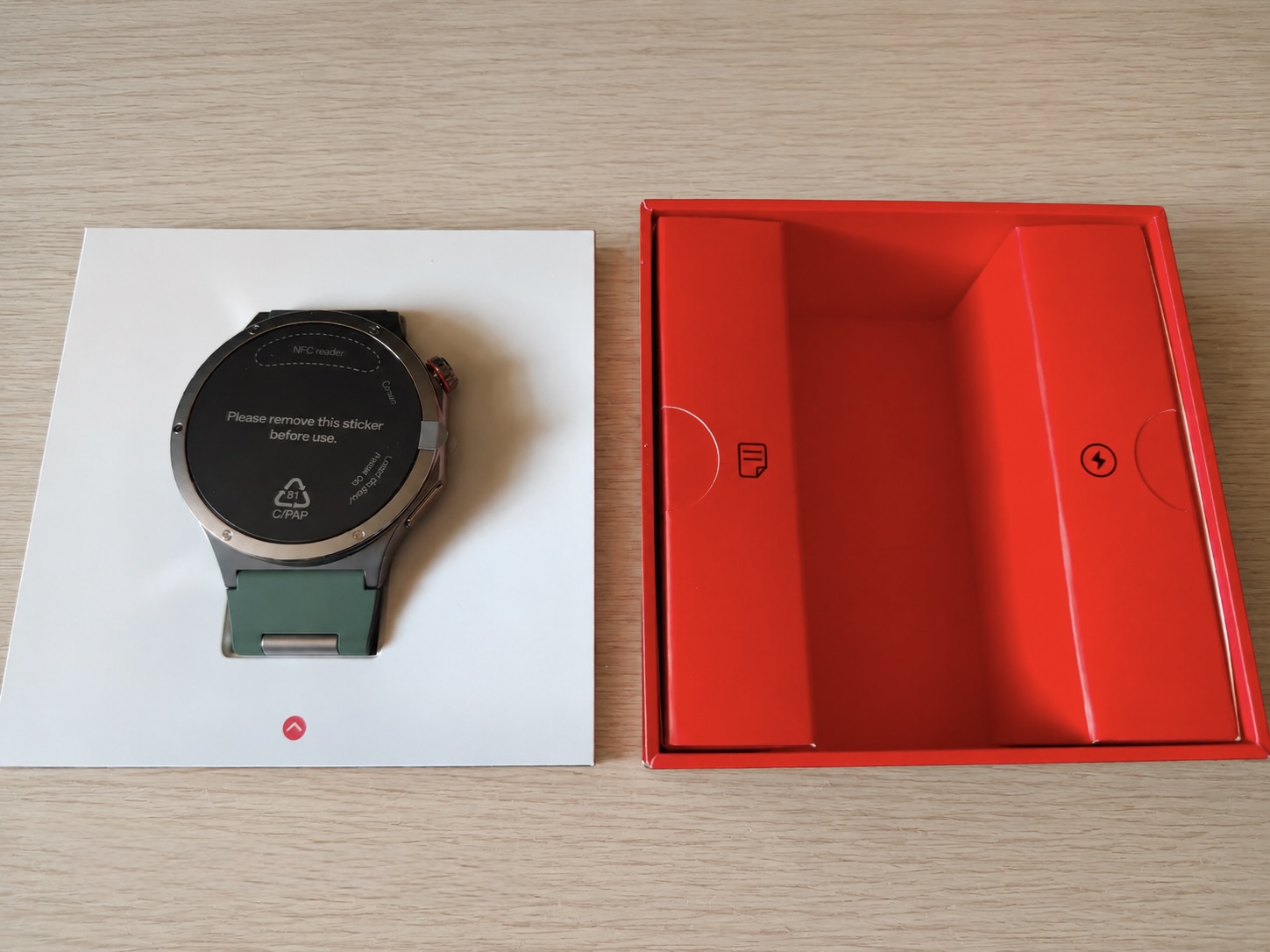 OnePlus Watch 4: экран, батарея, защита и материалы корпуса. Открываете фирменную коробку и видите весьма интересный девайс. Фото.