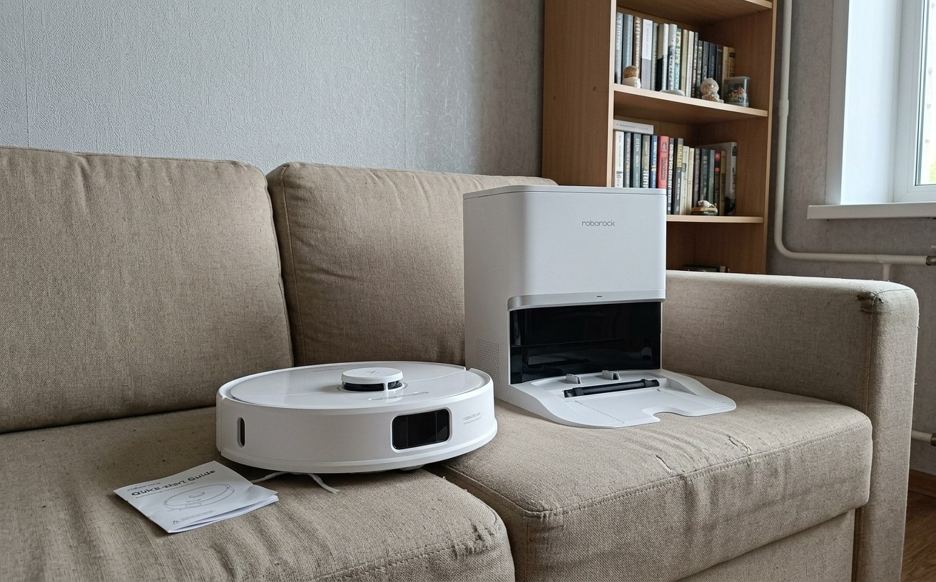 Roborock Q8 Max+: робот-пылесос со станцией самоочистки. В комплекте идет станция самоочистки. Фото.