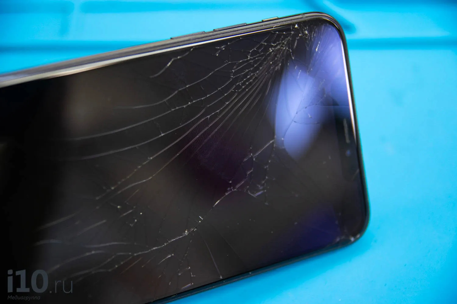 Сколько стоит замена экрана iPhone в 2026 году. При замене экрана можно попасть на очень кругленькую сумму. Фото.