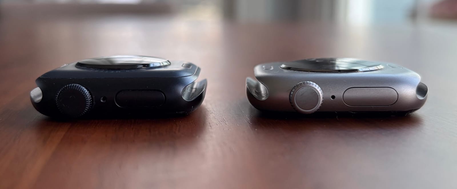 ЭКГ, давление и кислород в крови: возможности Apple Watch Series 11. Из-за других датчиков Series 11 тоньше SE 3. Фото.