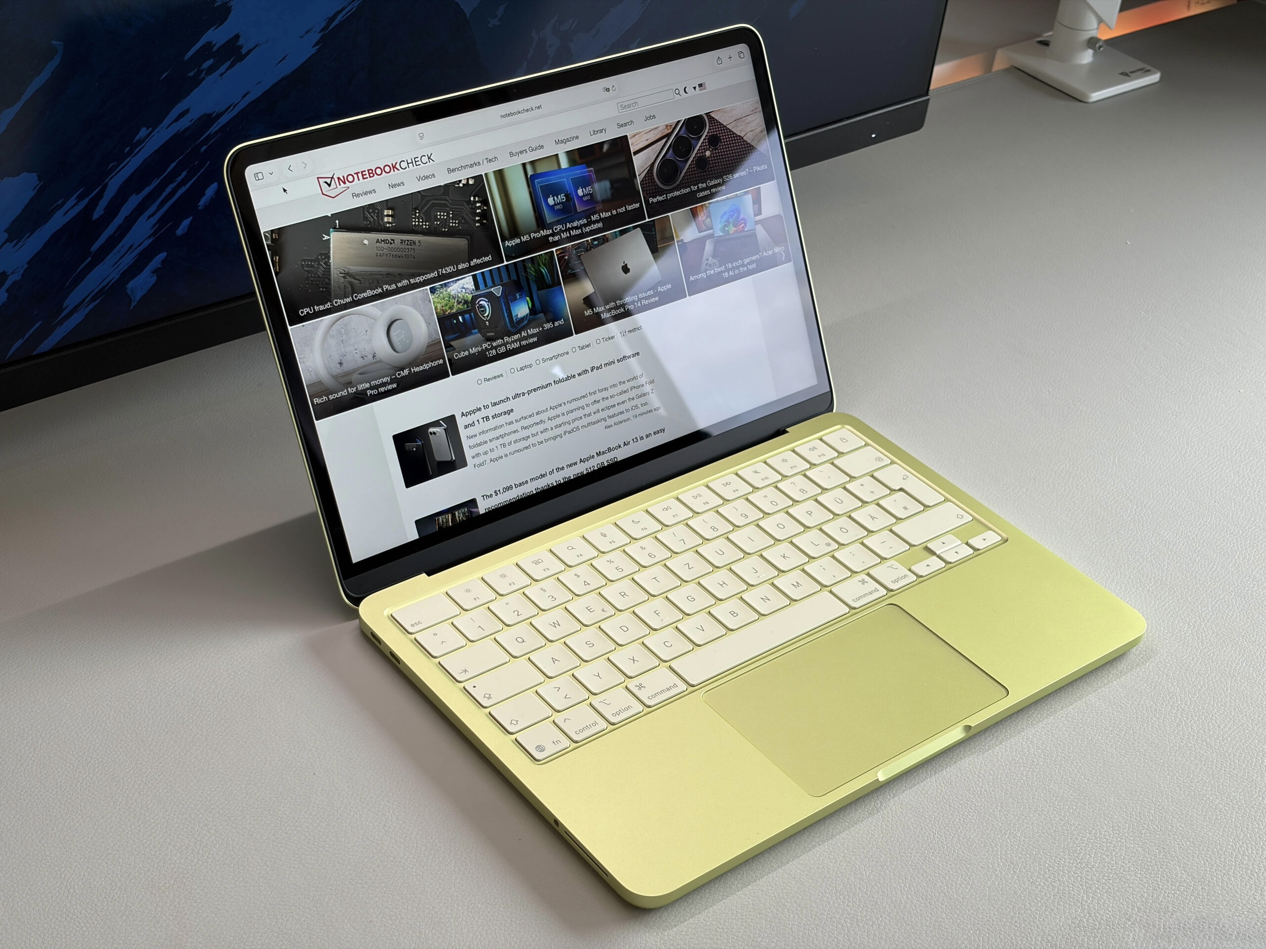 Как скорость накопителя влияет на работу MacBook Neo. Взаимодействие с видео и тяжелыми файлами на Neo будет значительно медленнее. Фото.