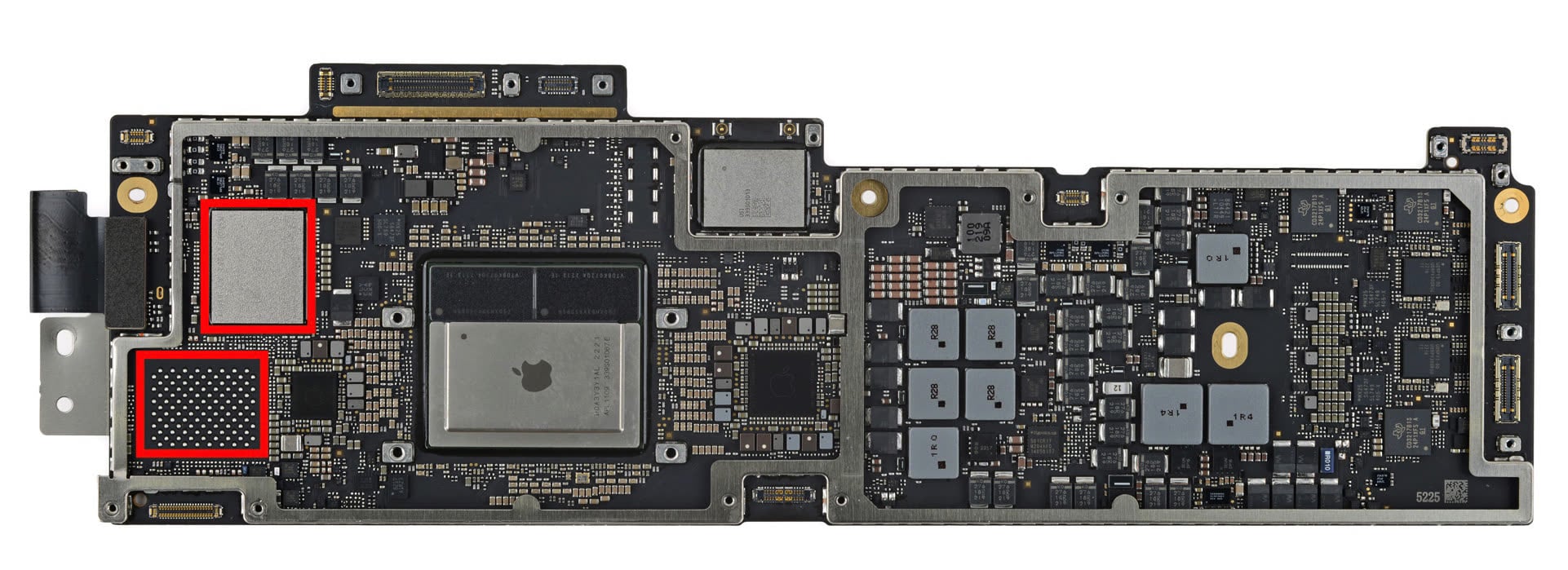 Как количество NAND-чипов влияет на скорость накопителя. Места под память два, но занято только одно. Фото.