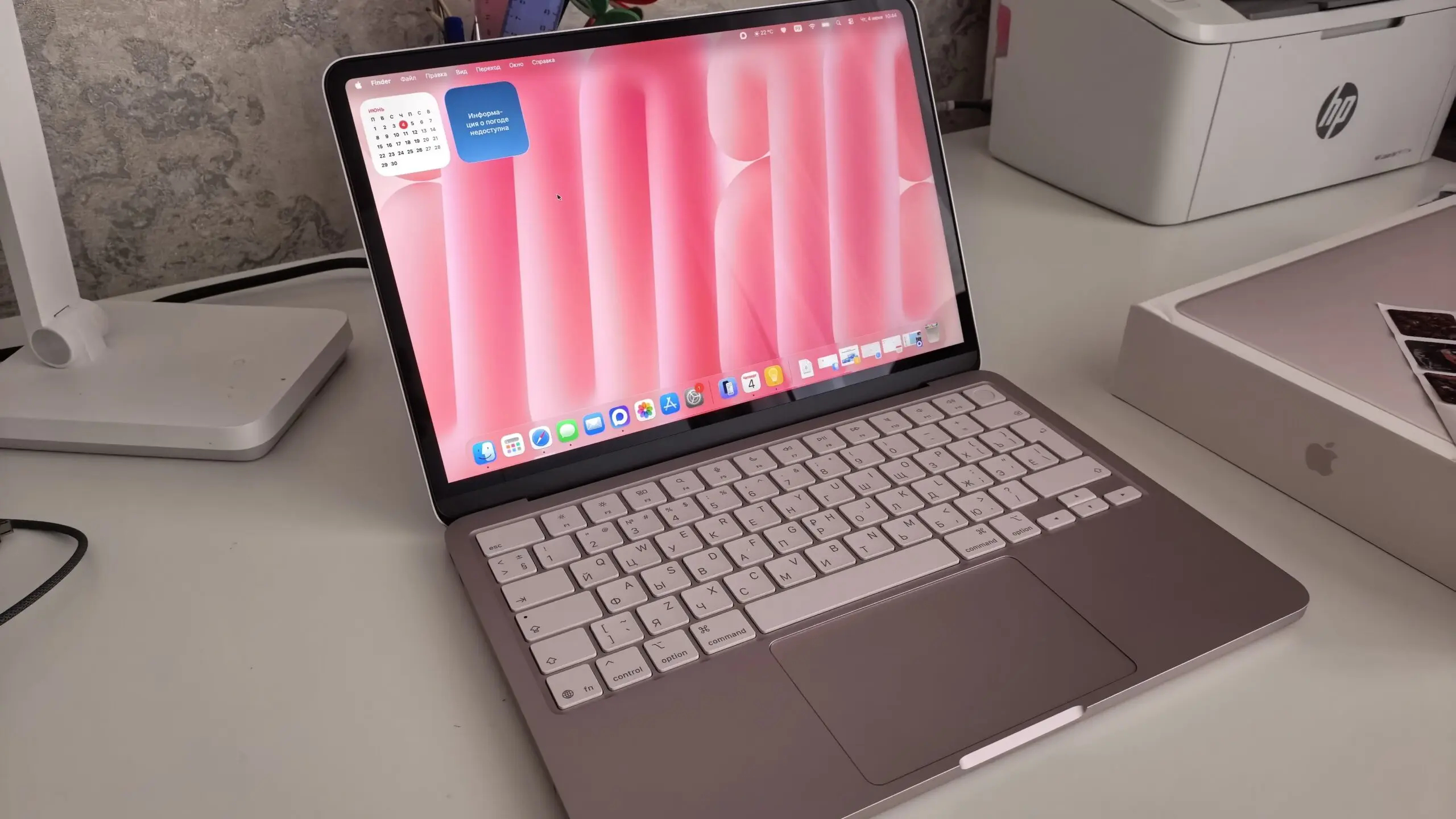 Стоит ли переплачивать за MacBook Air вместо MacBook Neo. Большинство не заметит разницы между Neo и Air. Фото.