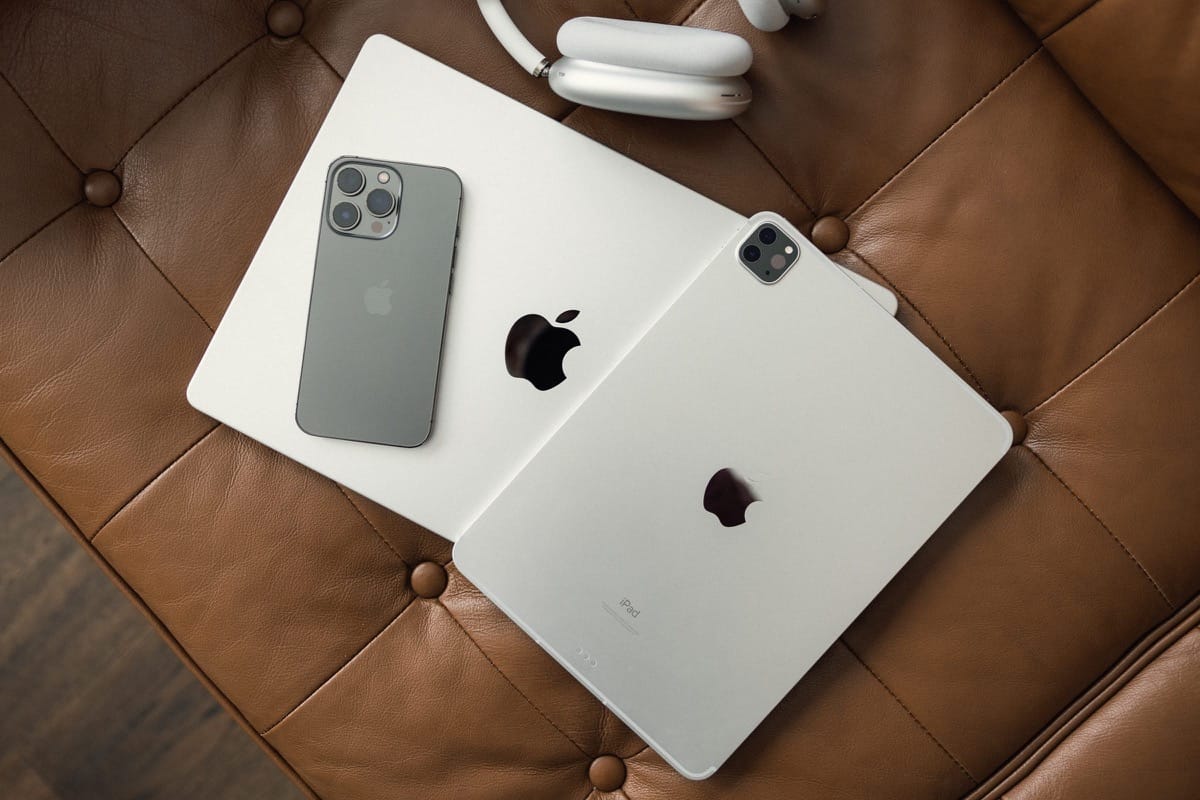 Стоит ли покупать iPhone и MacBook до введения техсбора. Бежать затариваться новыми гаджетами сломя голову смысла нет. Фото.