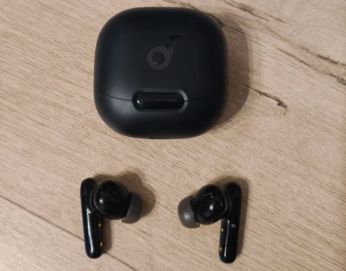 Беспроводные наушники с шумоподавлением вместо AirPods. Наушники Anker стоят дешевле, а выдают такой же по качеству звук. Фото.