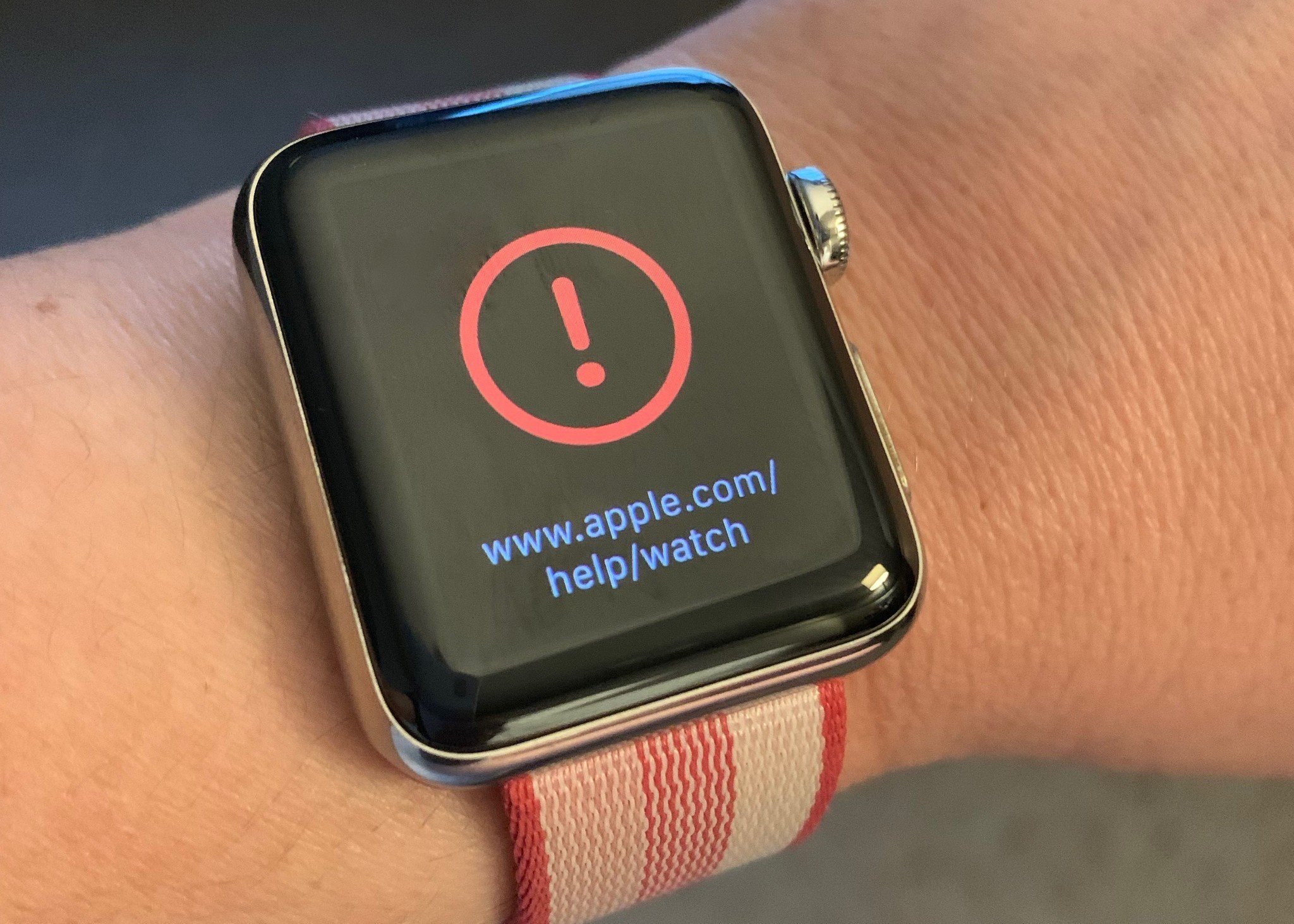 Можно ли вернуть старую версию watchOS на Apple Watch. Без сервисного центра при откате не обойтись. Фото.