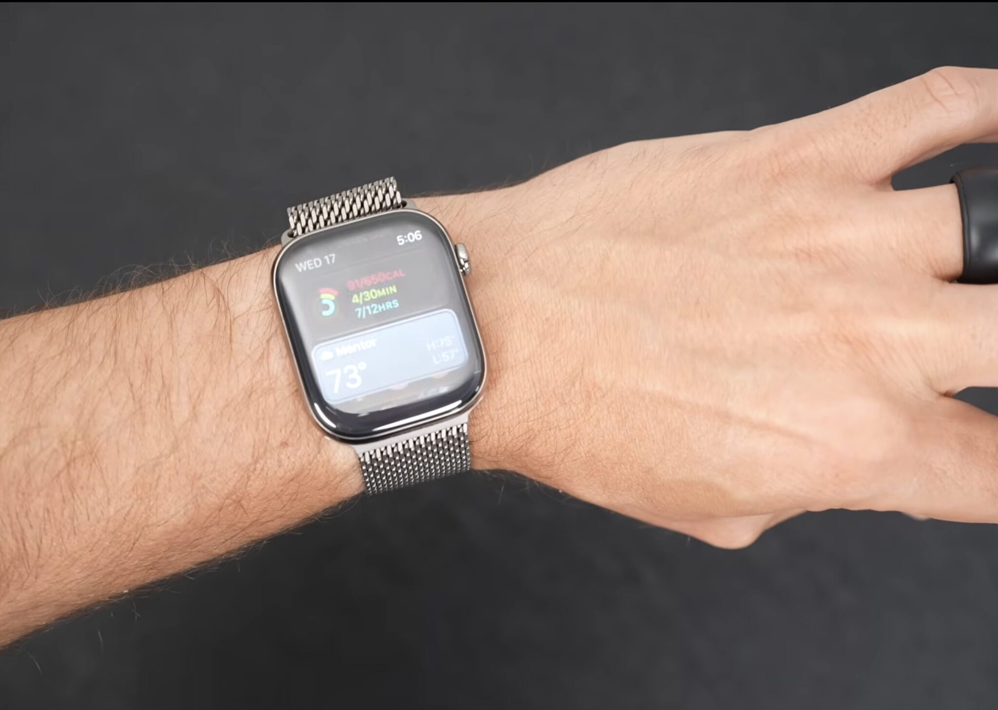 Новые жесты управления на Apple Watch. В системе появился новый жест для прокрутки. Для этого надо совместить указательный и большой палец. Фото.