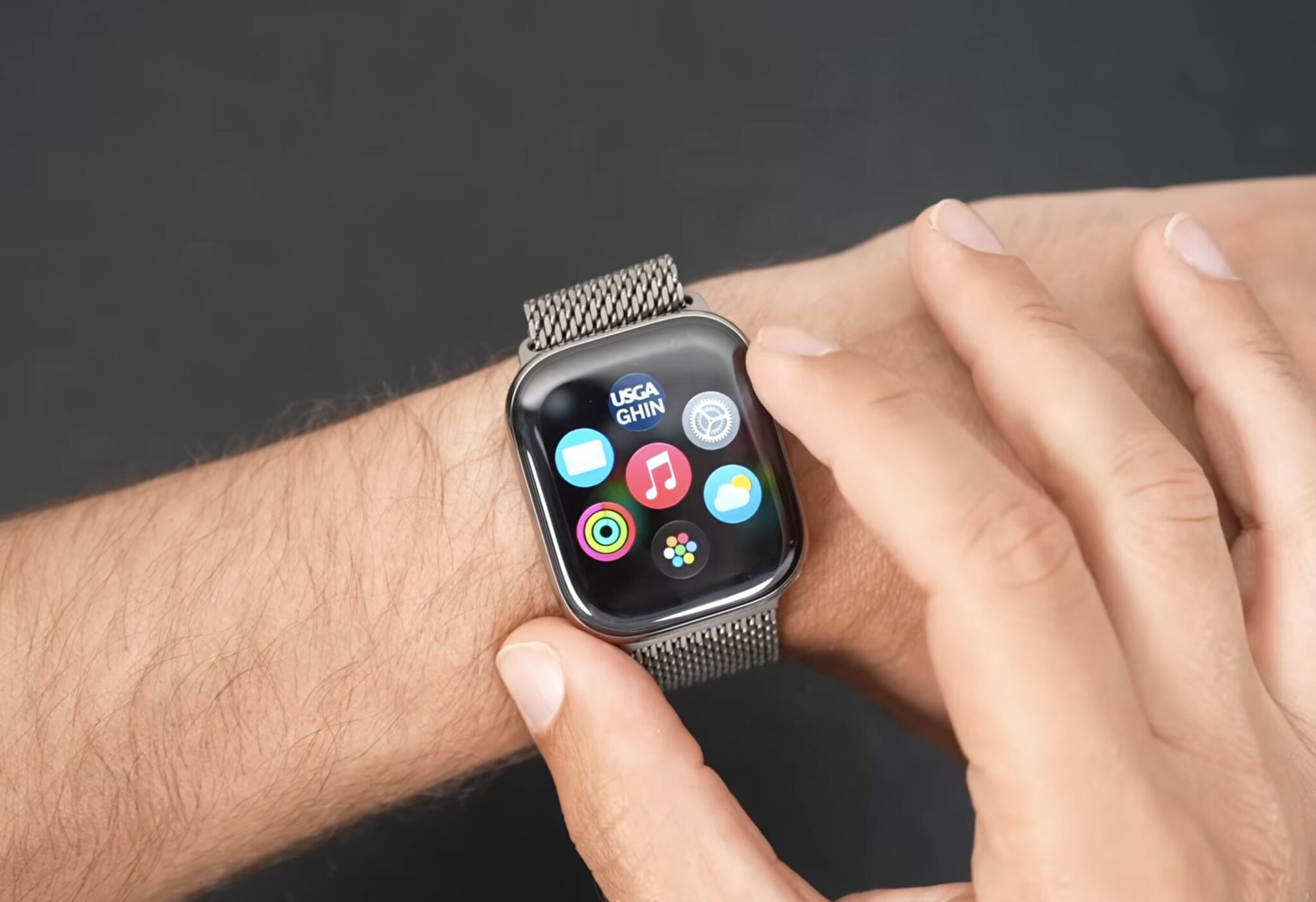 Новая сетка приложений в watchOS 27: как работает. Сетка приложений может периодически перестраиваться самостоятельно под ваши потребности. Фото.