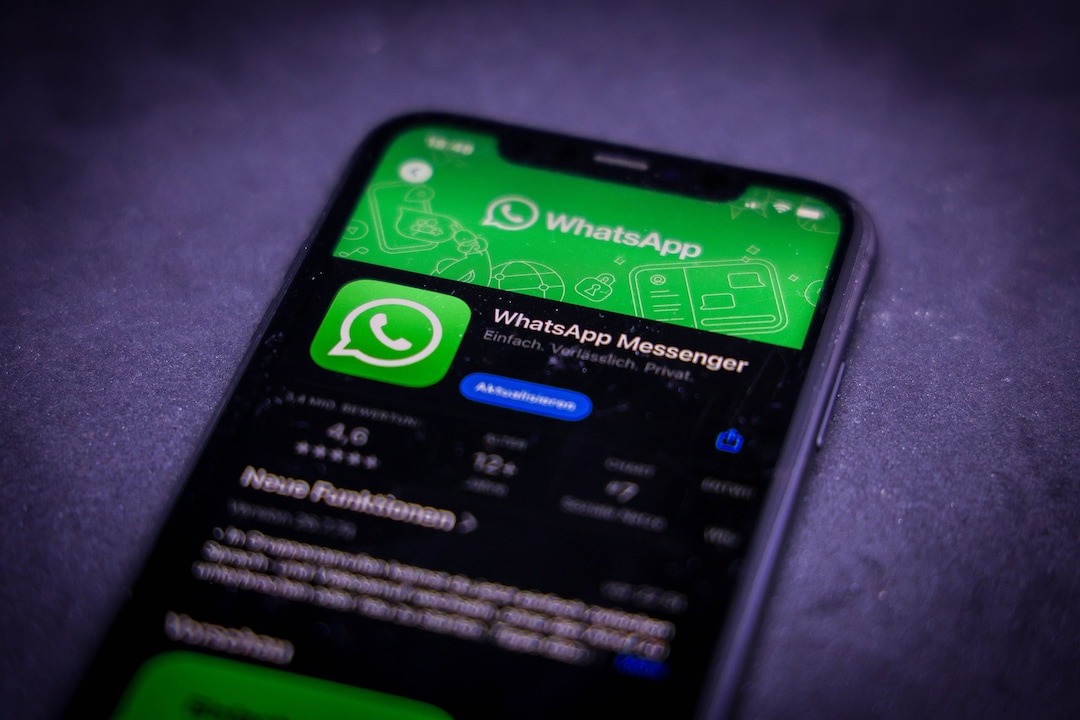 Почему WhatsApp перестаёт поддерживать старые версии iOS. Обновлять надо не только Ватсап, но и ОС. Фото.