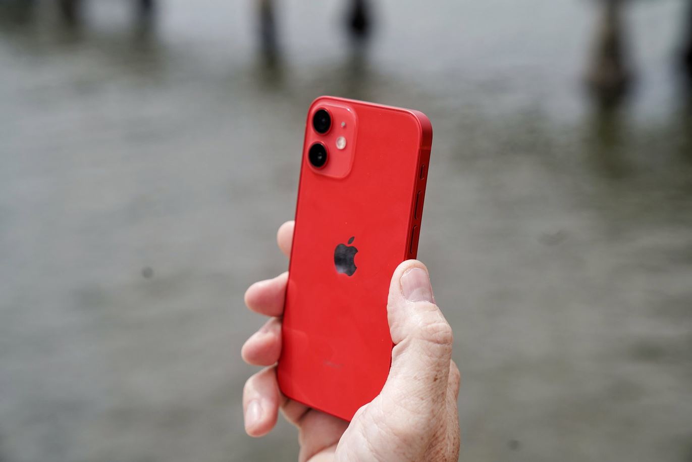 iPhone 12 mini и 13 mini — компактные Айфоны с маленькой батареей. iPhone 12 mini или 13 mini мы тоже меняем на что-то поновее. И ни в коем случае не покупаем. Фото.