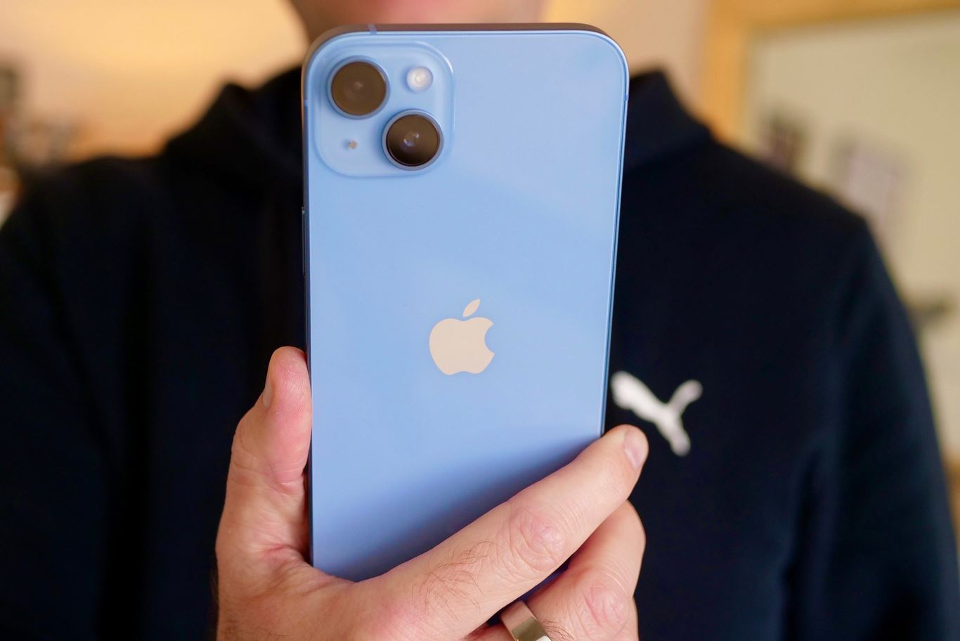 iPhone 14 — почему не стоит брать для iOS 27. iPhone 14 вышел уже давно, а процессор от него появился вообще годом ранее. Фото.