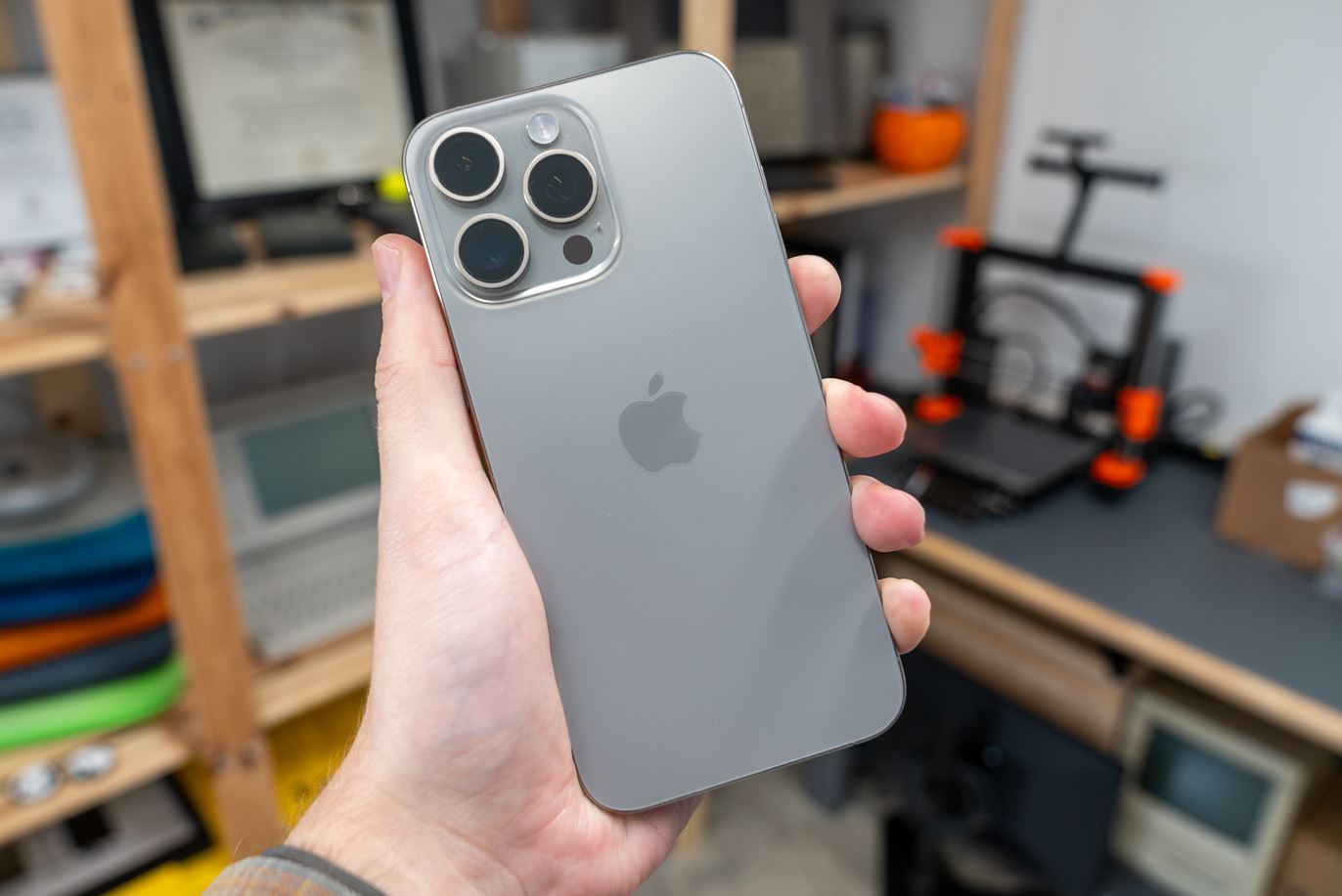 iPhone 15 Pro Max: лучший Айфон вместо 17 Pro Max. iPhone 15 Pro Max есть в продаже, причем со старыми версиями iOS. Фото.
