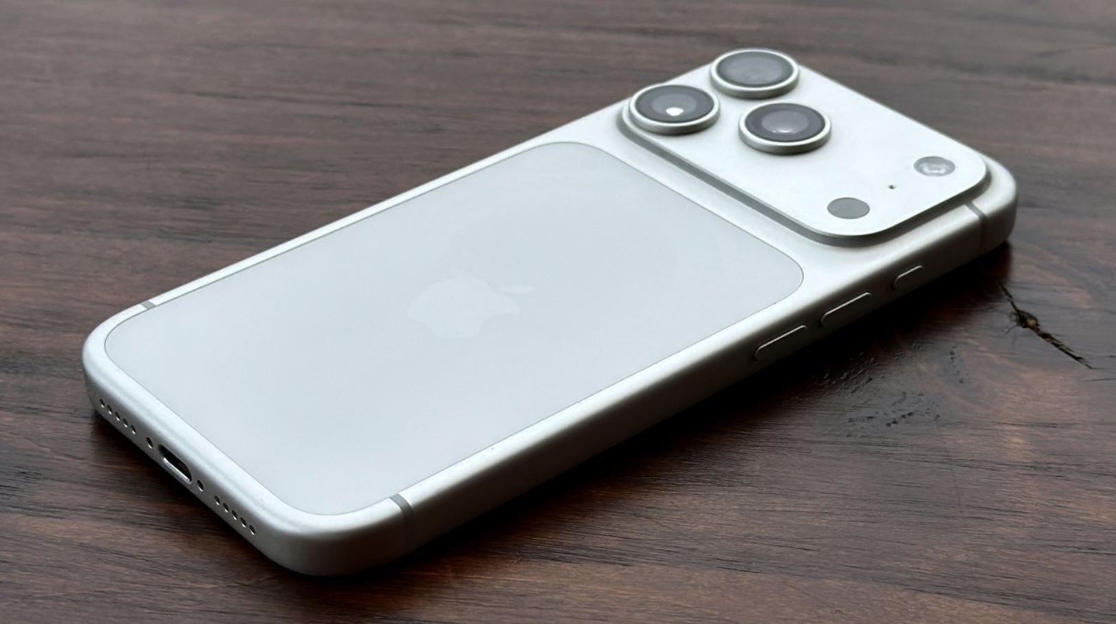 Что известно про размеры iPhone 18 Pro. Смартфон продолжает пухнуть на глазах. Фото.
