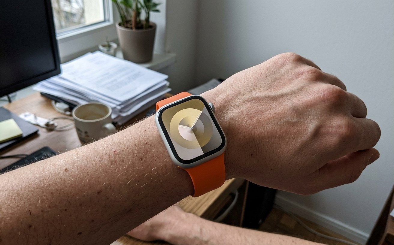 Силиконовые ремешки для Apple Watch. Взял себе оранжевый, смотрится классно. Фото.