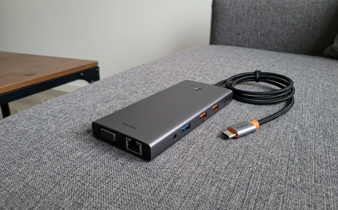 USB-хаб для MacBook со всеми нужными портами. У хаба есть все нужные порты. Фото.