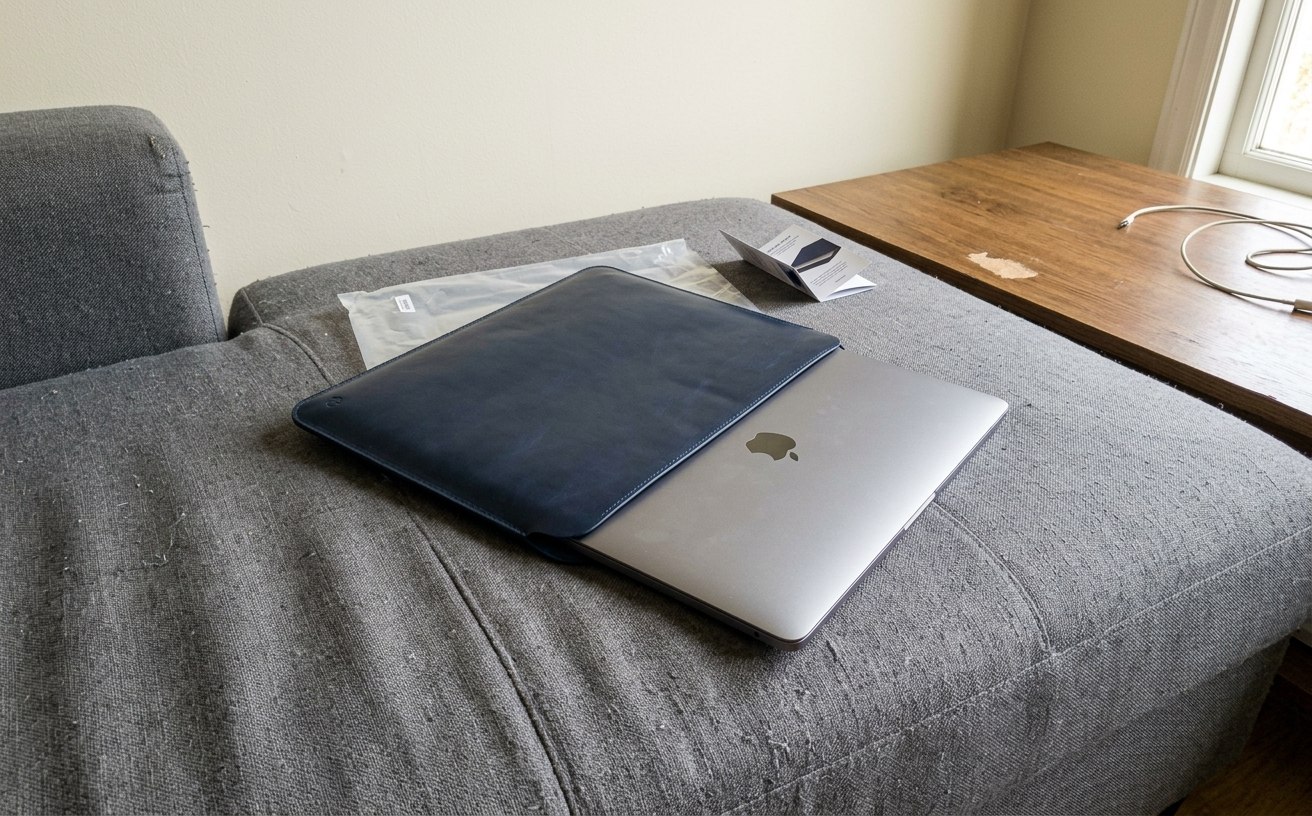 Стильный чехол-конверт для MacBook. С таким чехлом MacBook удобно носить с собой. Фото.