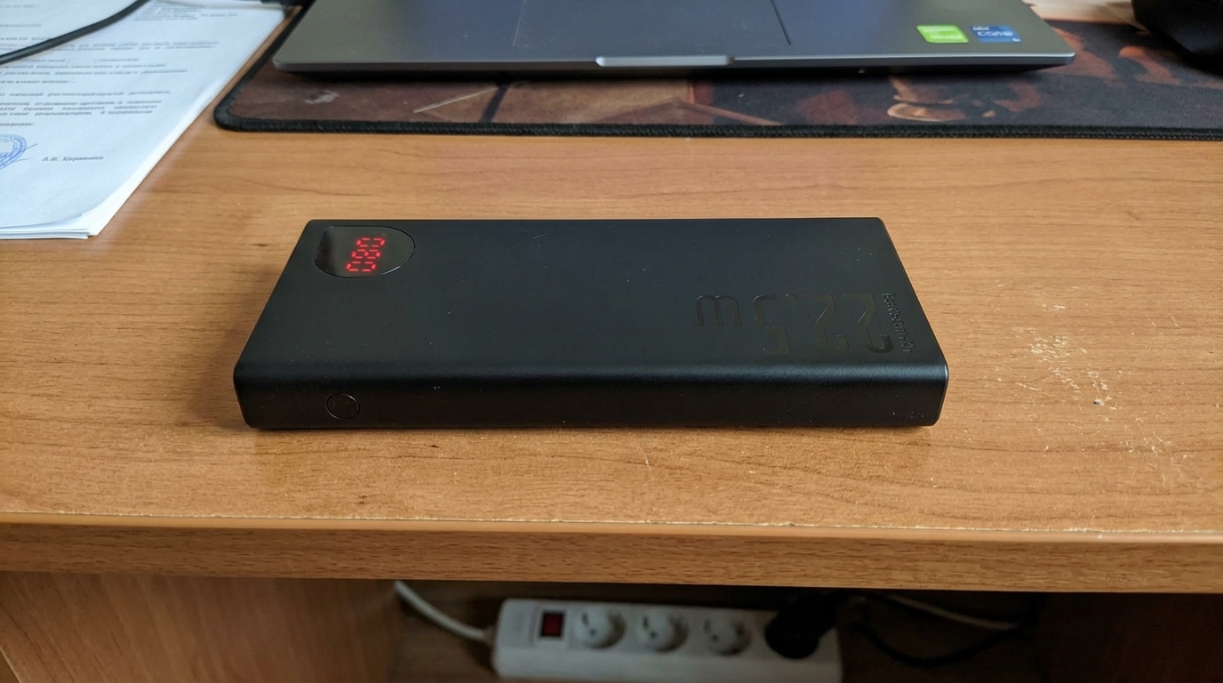 Повербанк Baseus на 10 000 мА*ч для поездок. Два полных заряда iPhone — и ещё остаётся на AirPods. Фото.