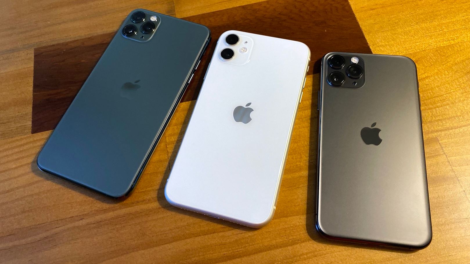 iPhone 11 — устаревший Айфон со слабым процессором. Любой iPhone 11 тоже брать под iOS 27 не стоит. Фото.