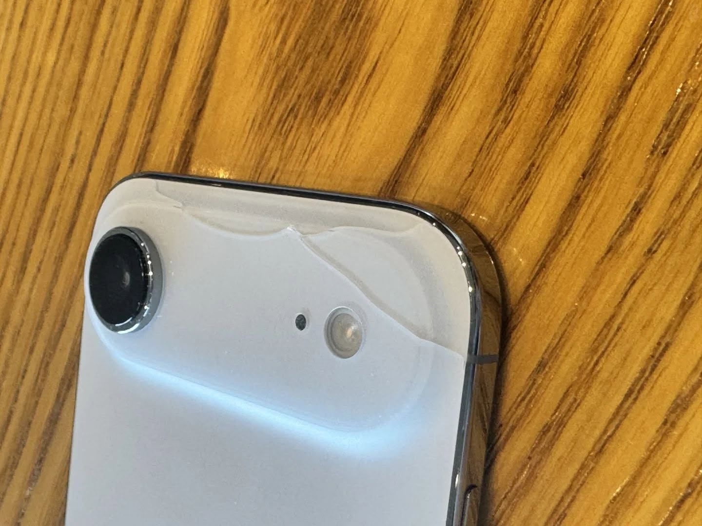 Чем отличается защита камеры iPhone Air от iPhone 17 Pro. А вот у iPhone Air блок камер просто лопается. Фото.