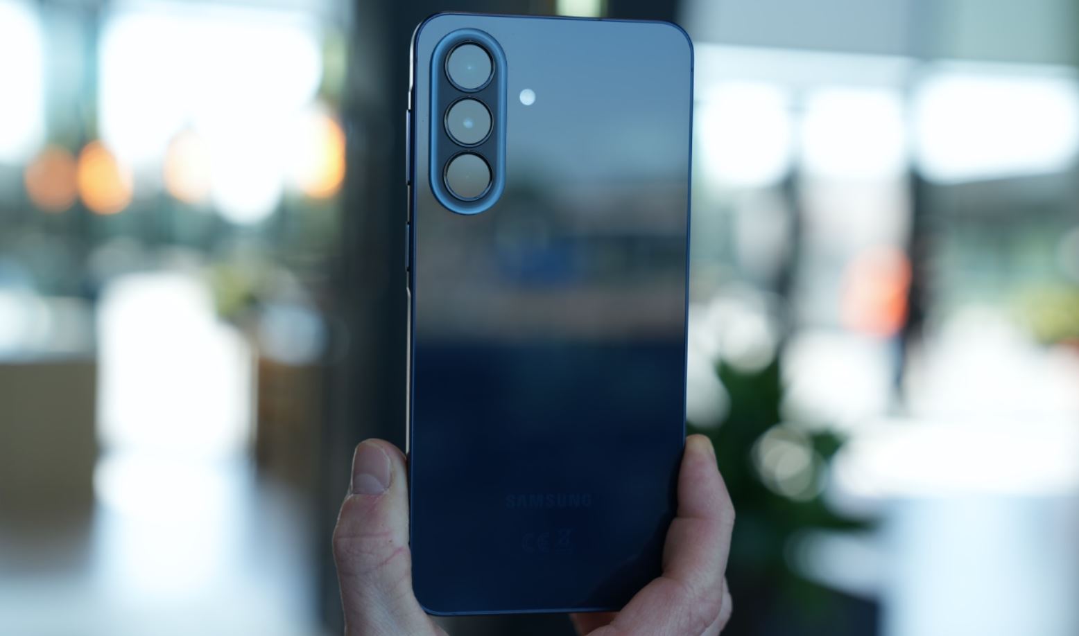 Samsung Galaxy A57 — сбалансированная смартфон вместо Айфона. Galaxy A57 — разумный выбор на все случаи жизни. Фото.