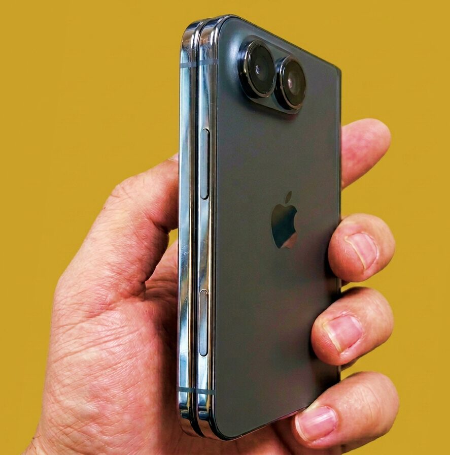 Складной iPhone против iPhone 18 Pro Max. По автономности iPhone Ultra явно не будет королем. Фото.