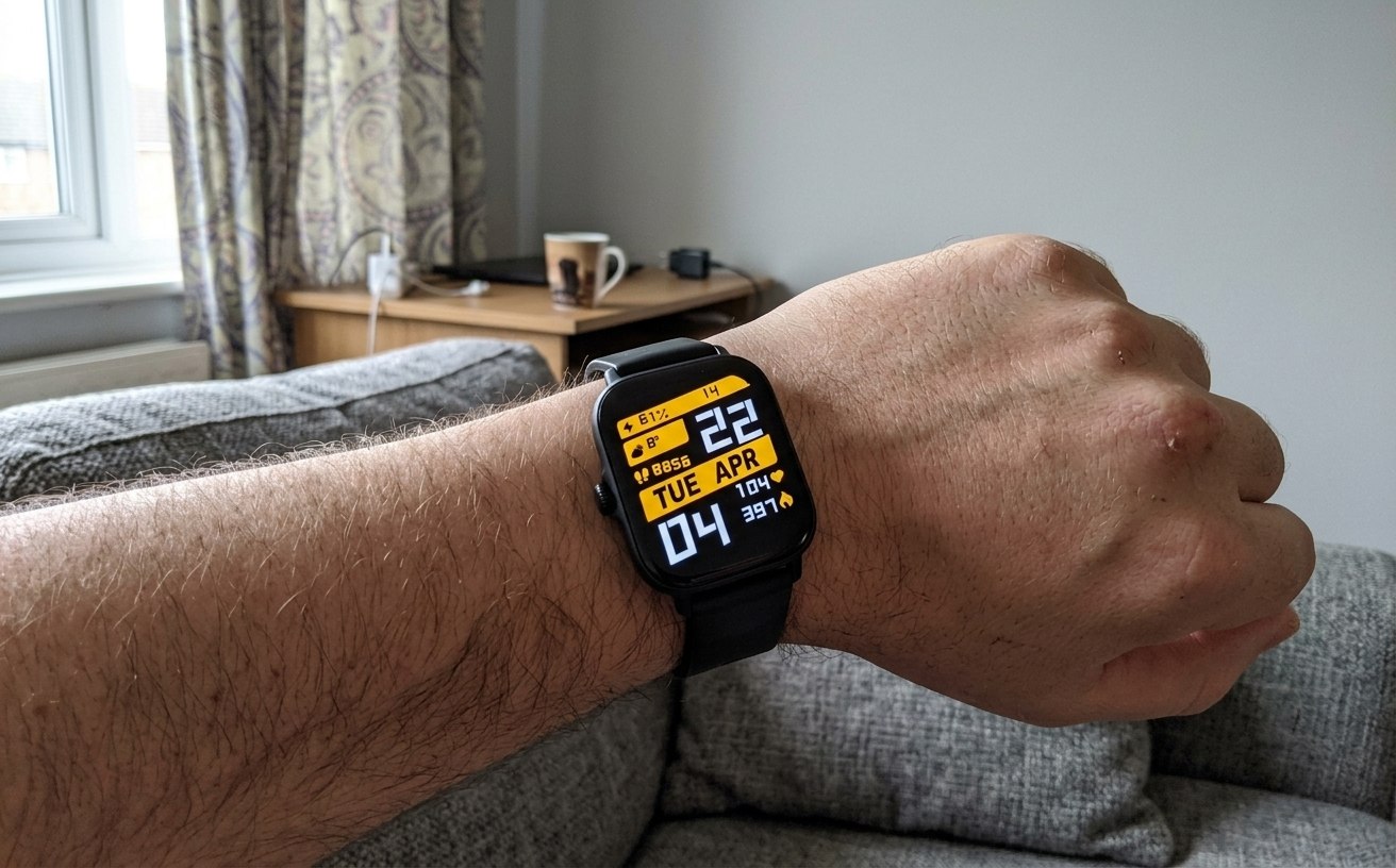 Amazfit GTS 4 mini и iPhone: совместимость и настройка. Если вам удобно носить кнопкой влево, это можно изменить в настройках. Фото.