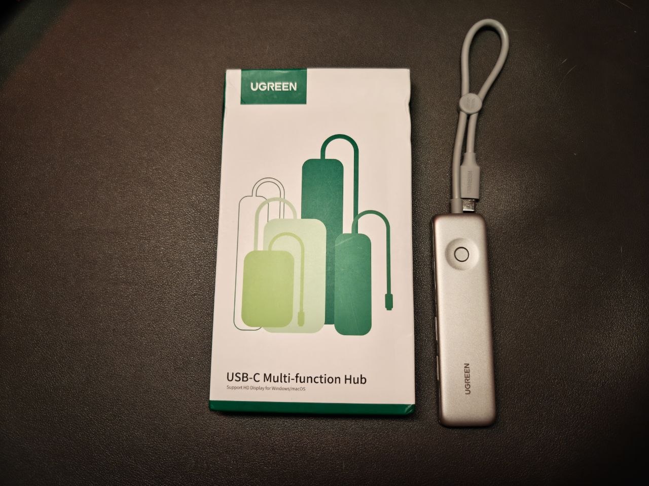 Компактный USB-C хаб, который не жалко носить каждый день. Хаб очень компактный и легкий. Фото.