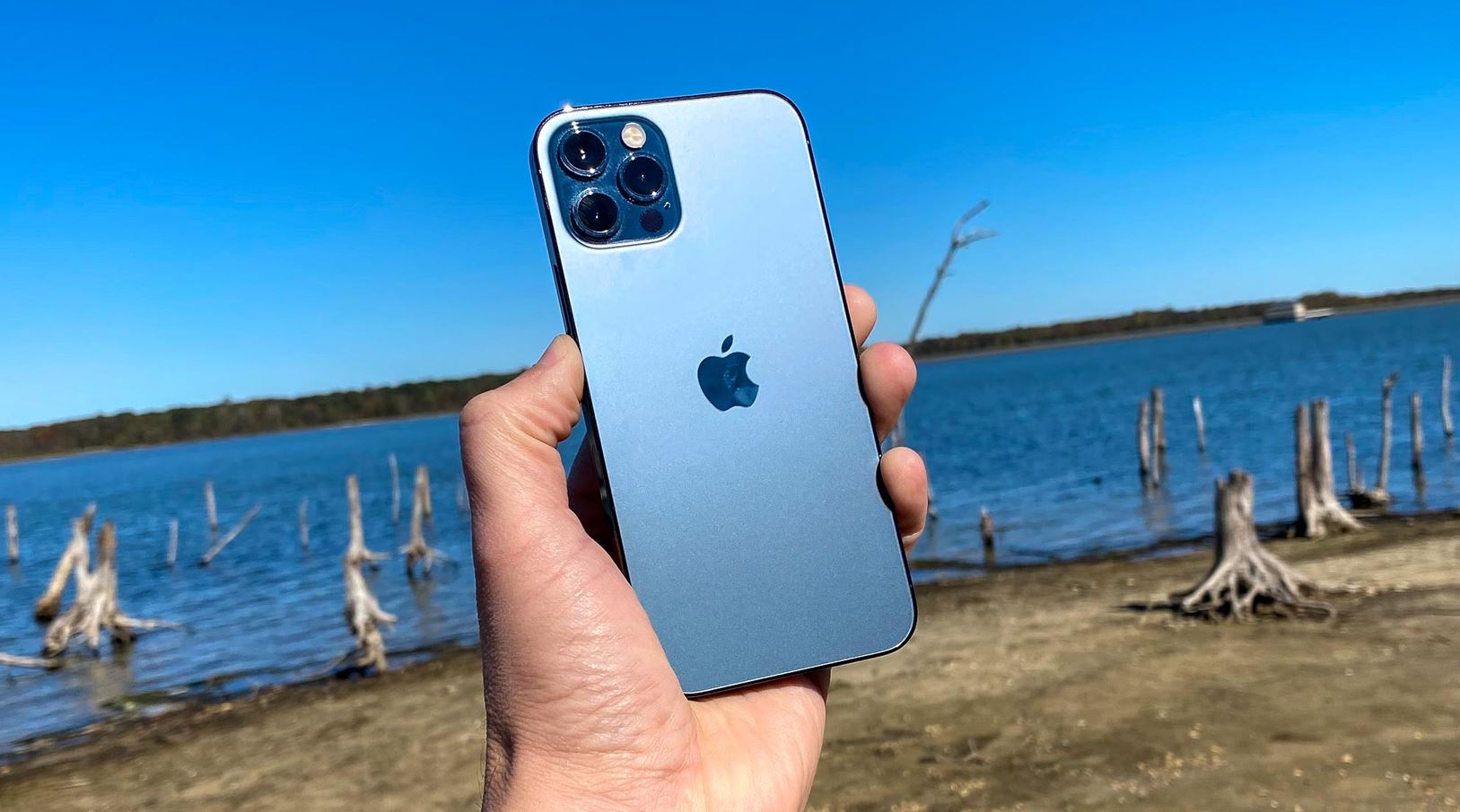 iPhone 12 Pro — устаревший флагман со слабой батареей. Наряду с Pro-версиями iPhone 11, эту модель тоже не стоит брать. Фото.