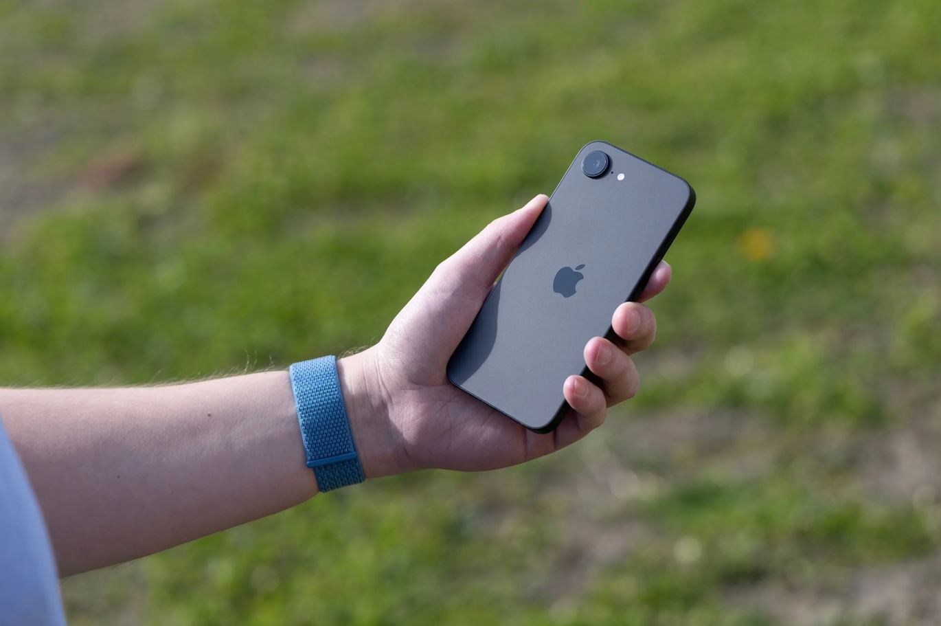 iPhone 16e: недорогой Айфон с хорошей батареей. iPhone 16e по-прежнему есть в продаже. Фото.