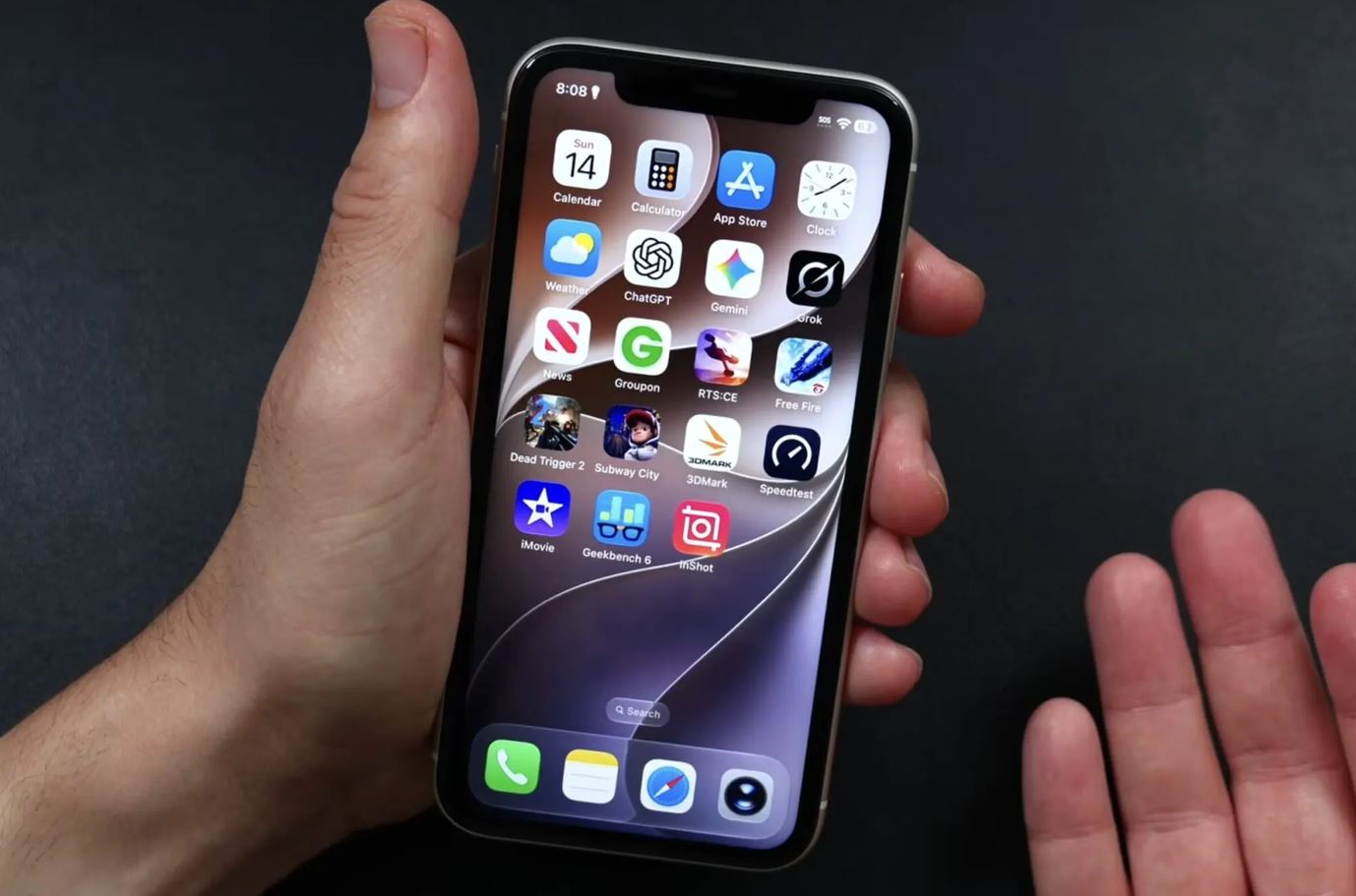 Стоит ли ставить iOS 27 на старый Айфон. Нет смысла качать iOS 27 на старые телефоны. Фото.
