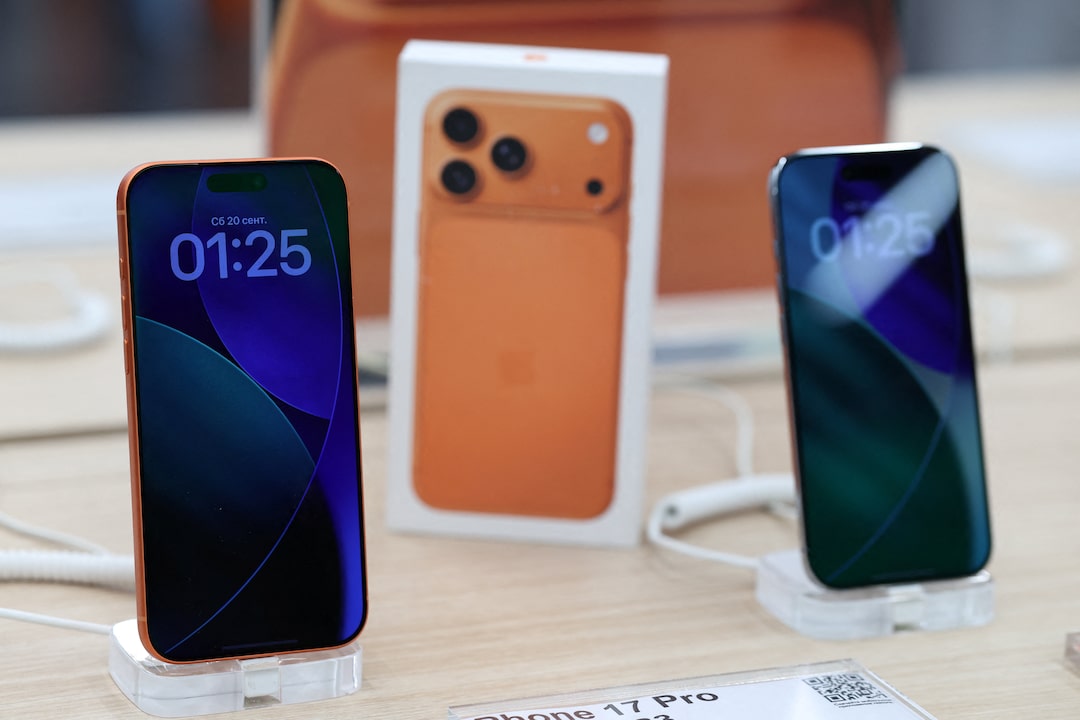 Нужно ли продавать iPhone из-за требований ФАС. Айфоны в России продолжают работать, как работали. Фото.