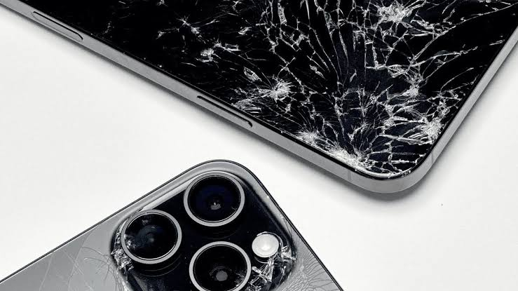 Скрытые повреждения iPhone после падения. Повреждения могут зацепить еще и камеры, а значит про качественные снимки и видео можно забыть. Фото.