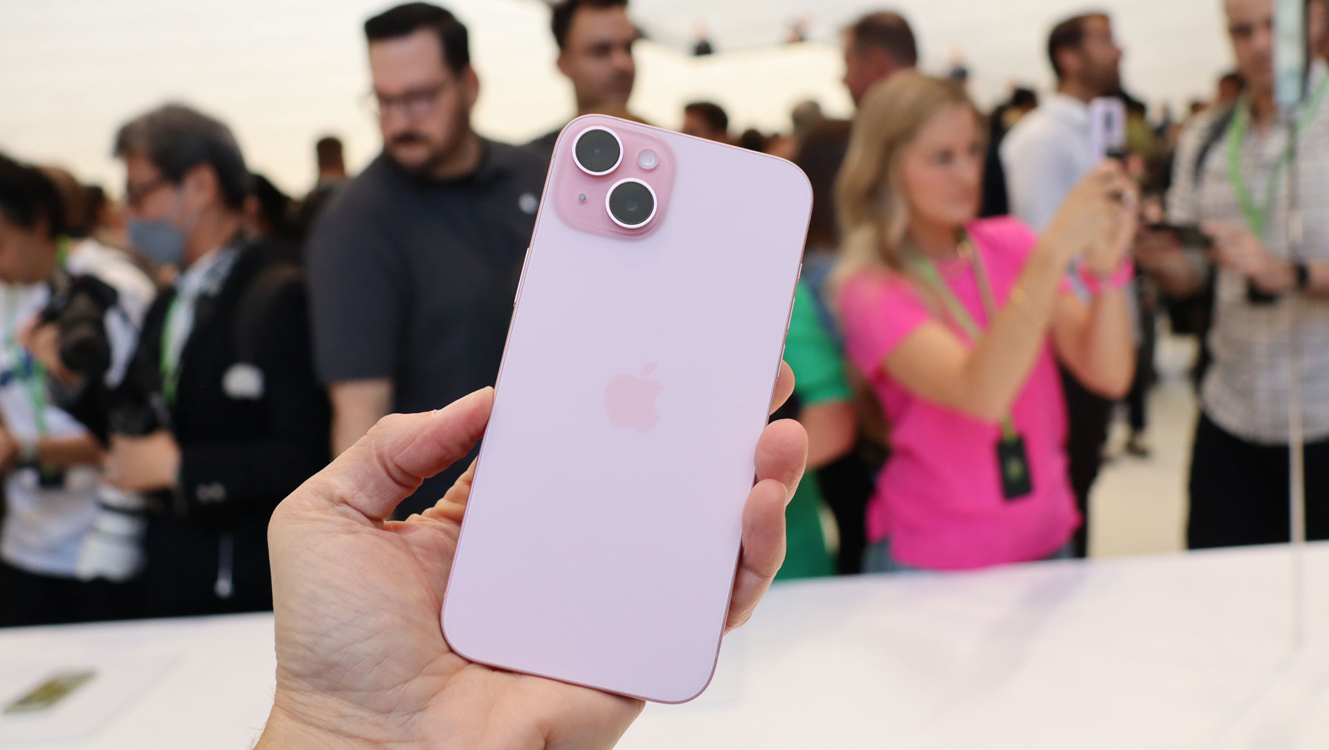 Список iPhone с реверсивной зарядкой. У вас должен быть как минимум iPhone 15. Именно в нем появился USB-C. Фото.