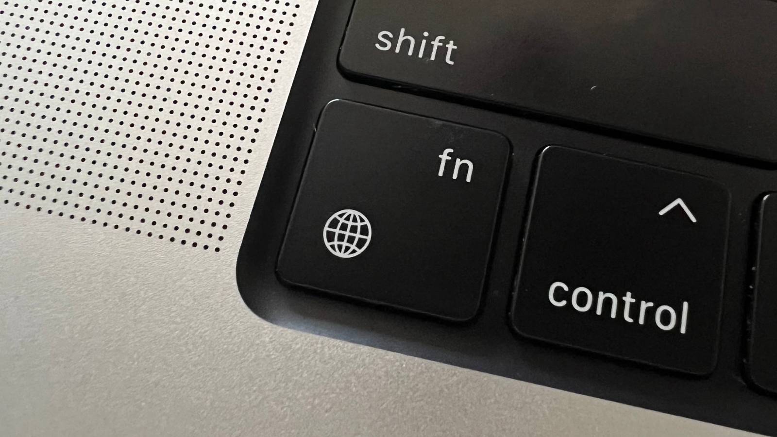 Почему медленно переключается язык на Mac. На эту кнопку завязано создание быстрой заметки и поэтому Мак задумывается. Фото.