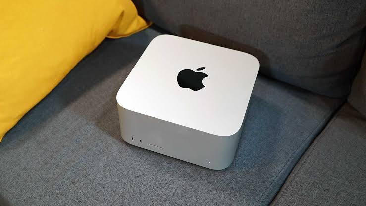 Преимущества Apple Silicon для локальных нейросетей. Вот такой Mac Studio может работать сутками без перерывов. Фото.