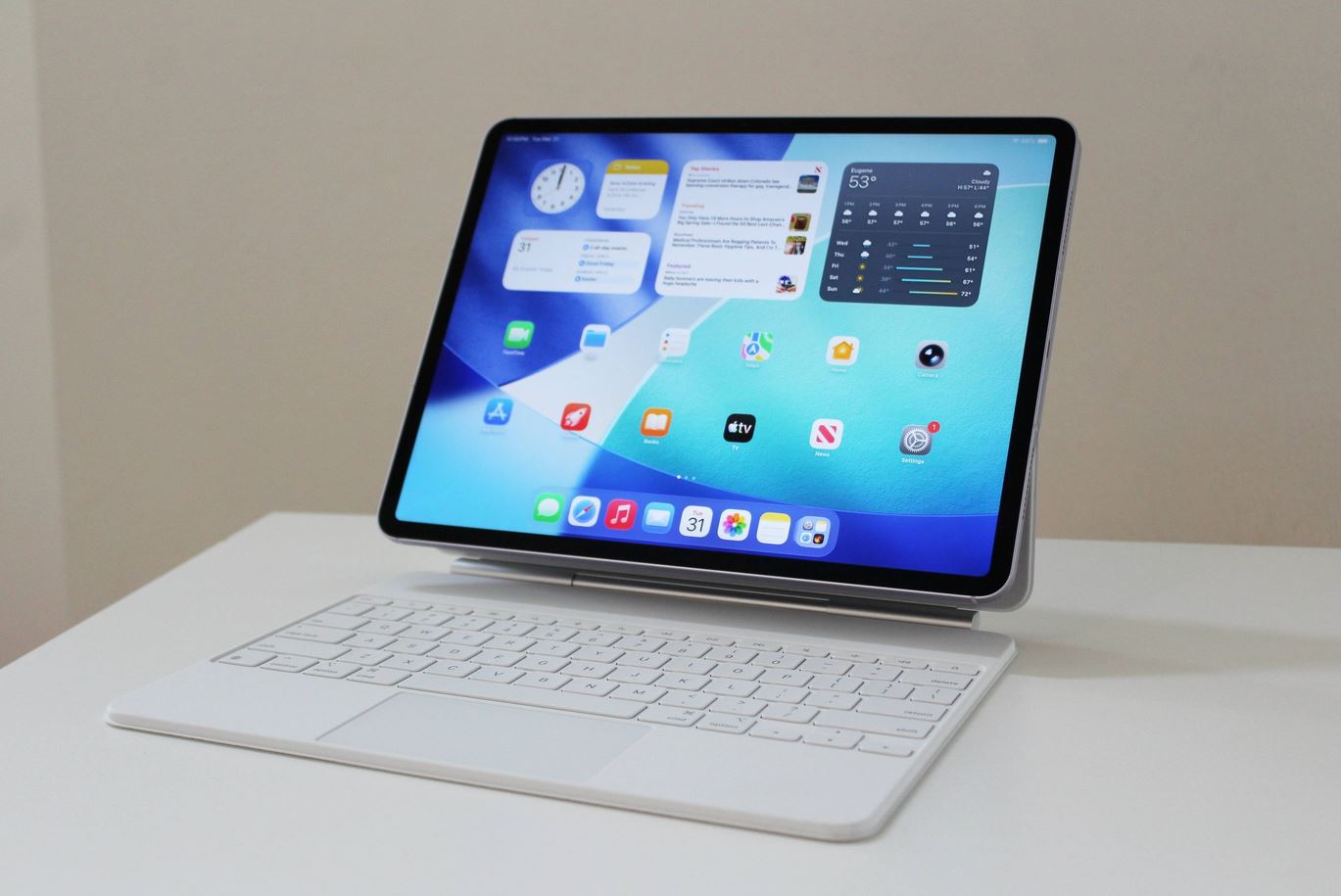 iPad Air — планшет для работы и учёбы без переплаты. По мнению Apple, Air идеален для работы и учебы. Поспорить сложно. Фото.